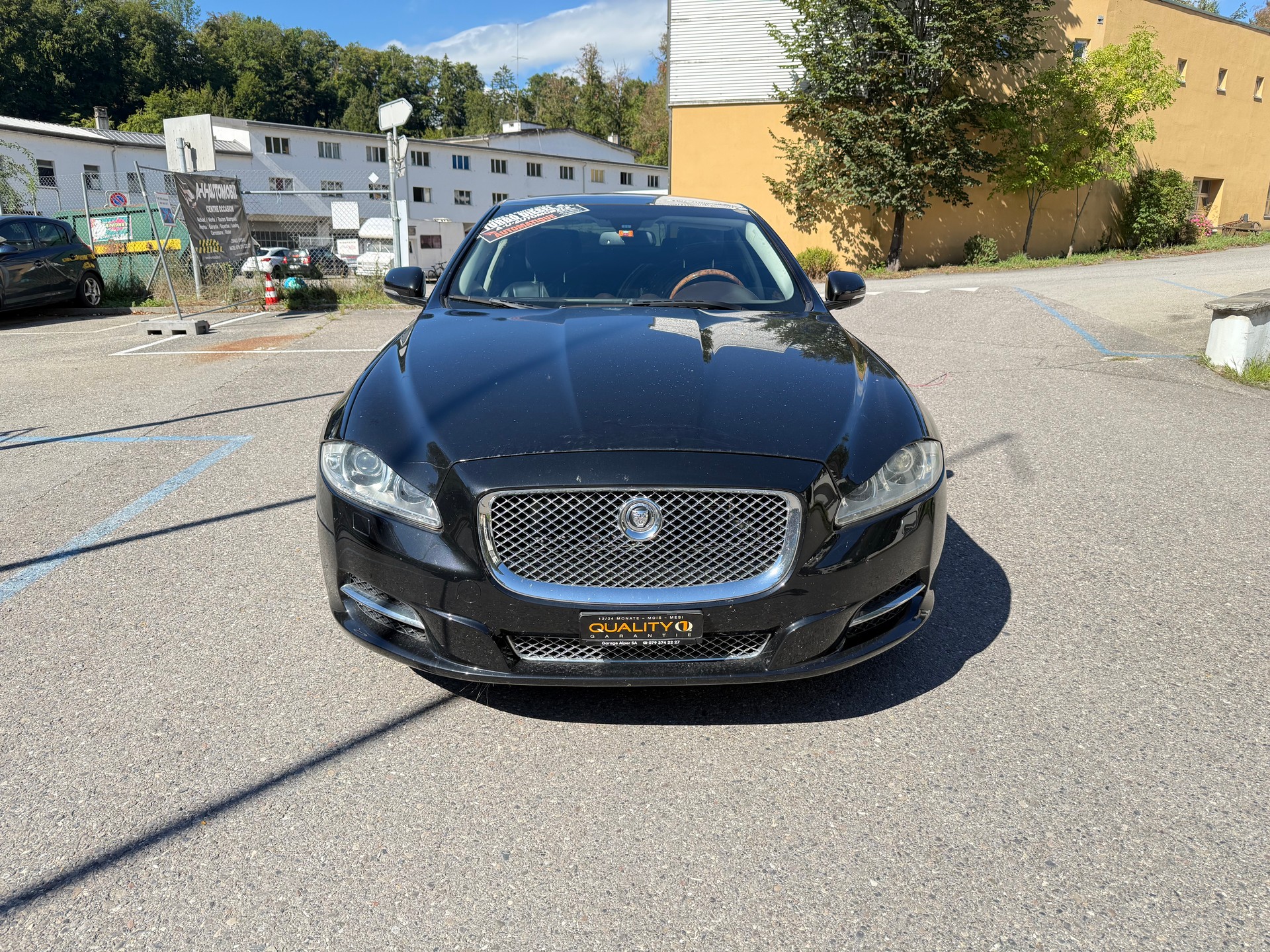 JAGUAR XJ 3.0d V6 Luxury Automatic-showroom-element-1