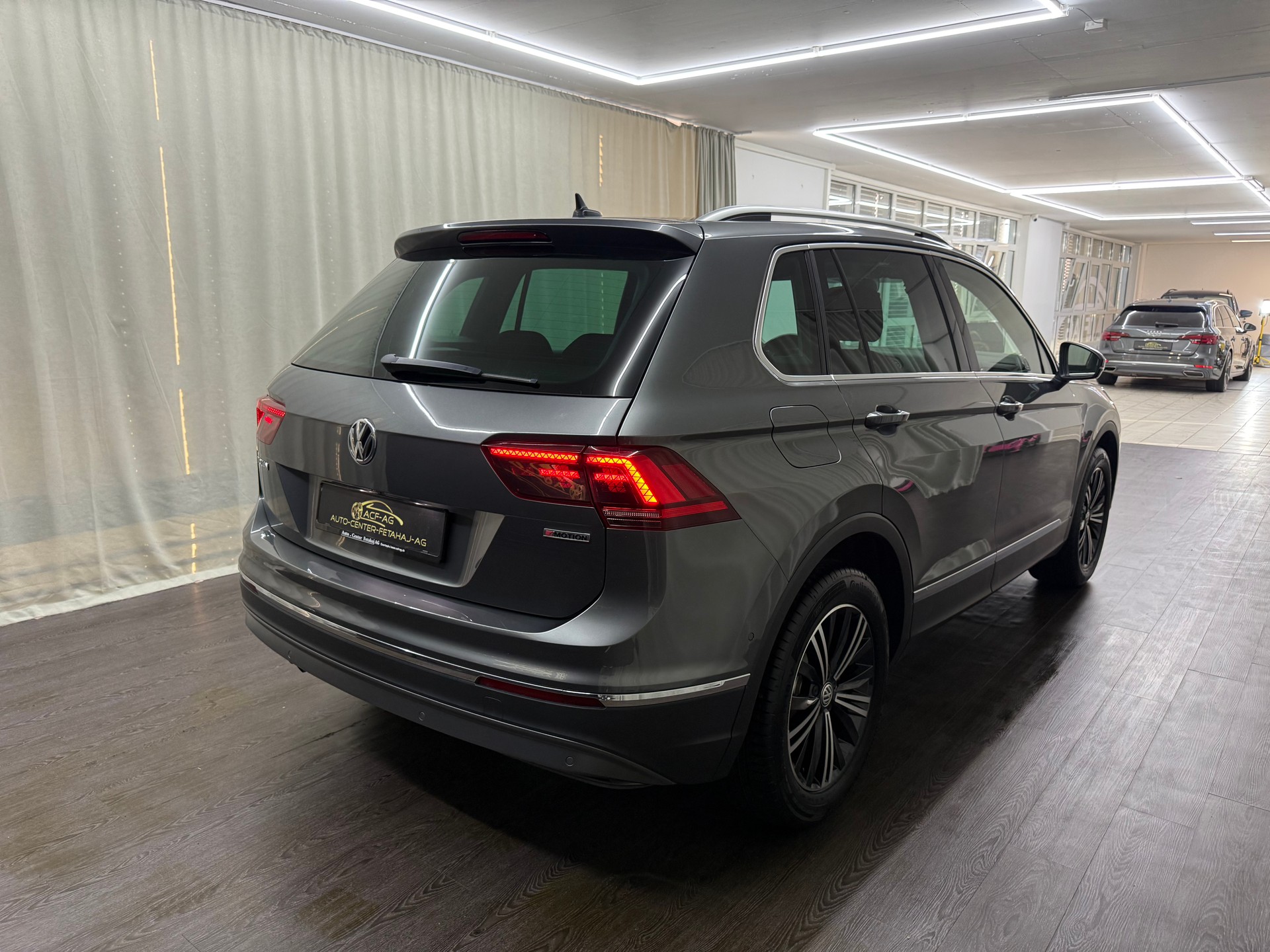 VW Tiguan 2.0TSI Highline 4Motion DSG-showroom-element-3
