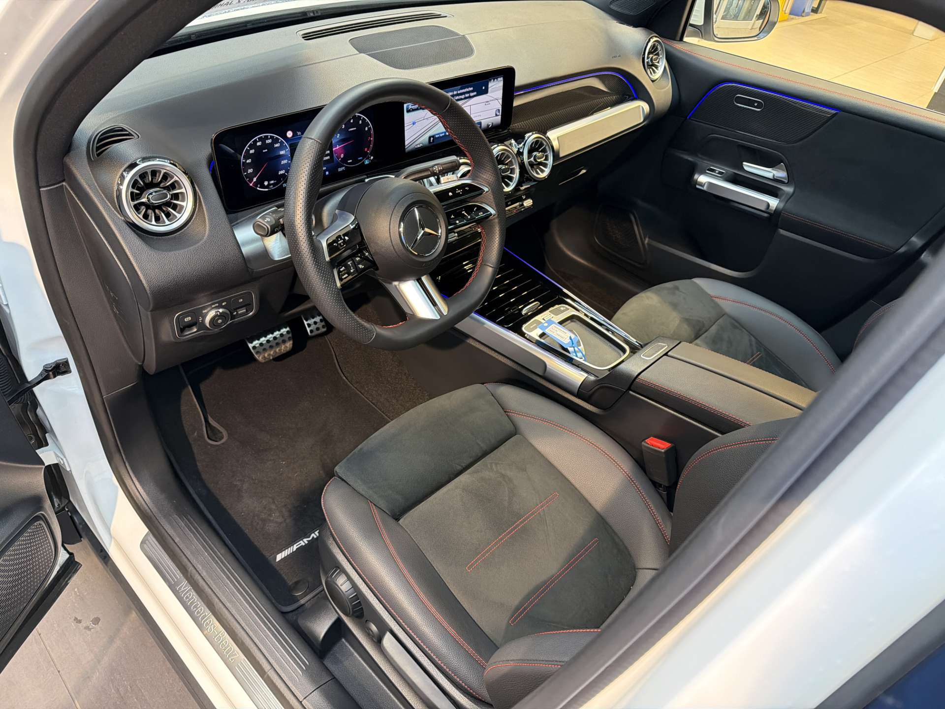 MERCEDES-BENZ GLB 250 4Matic AMG-Line G-Tronic Automat-image-5