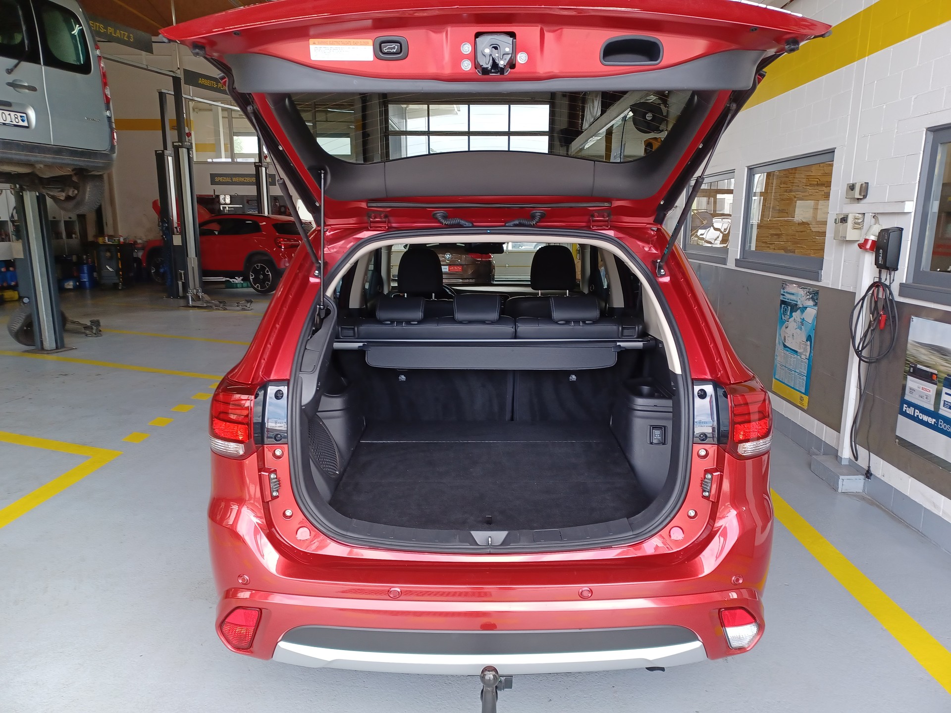 MITSUBISHI Outlander 2.0 PHEV Diamond 4WD Automatic-image-3