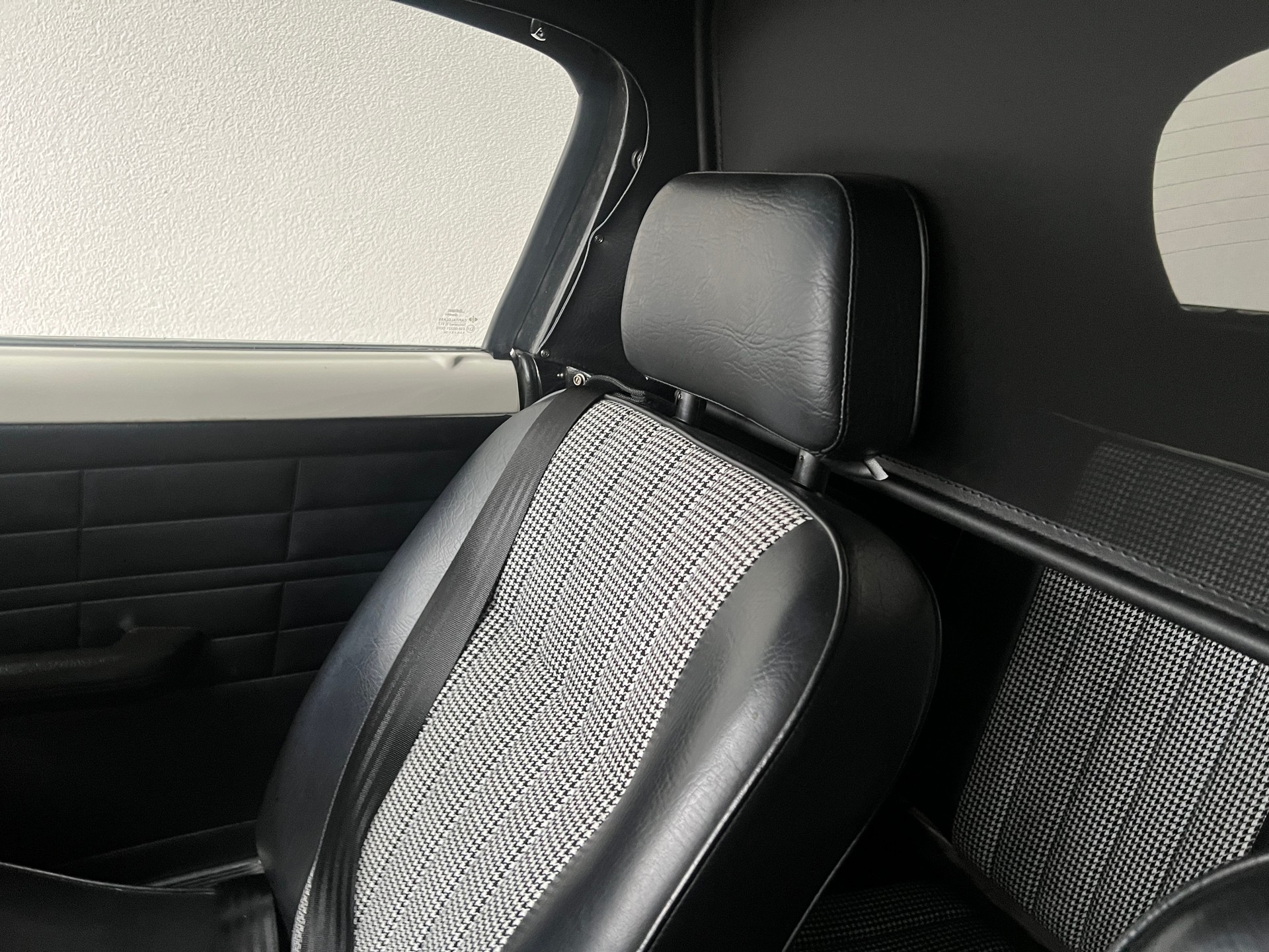 VW KARMANN-GHIA-image-7