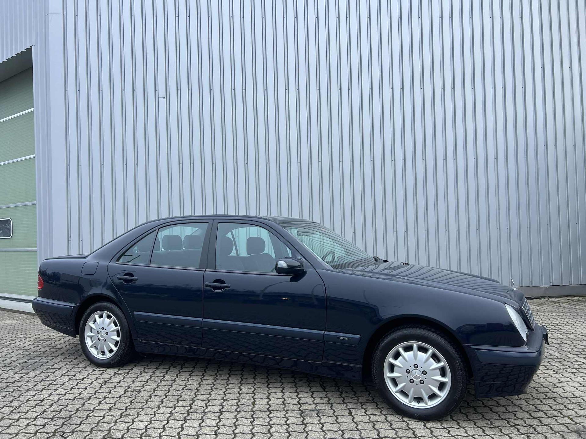 MERCEDES-BENZ E 200 Kompressor Classic-showroom-element-1