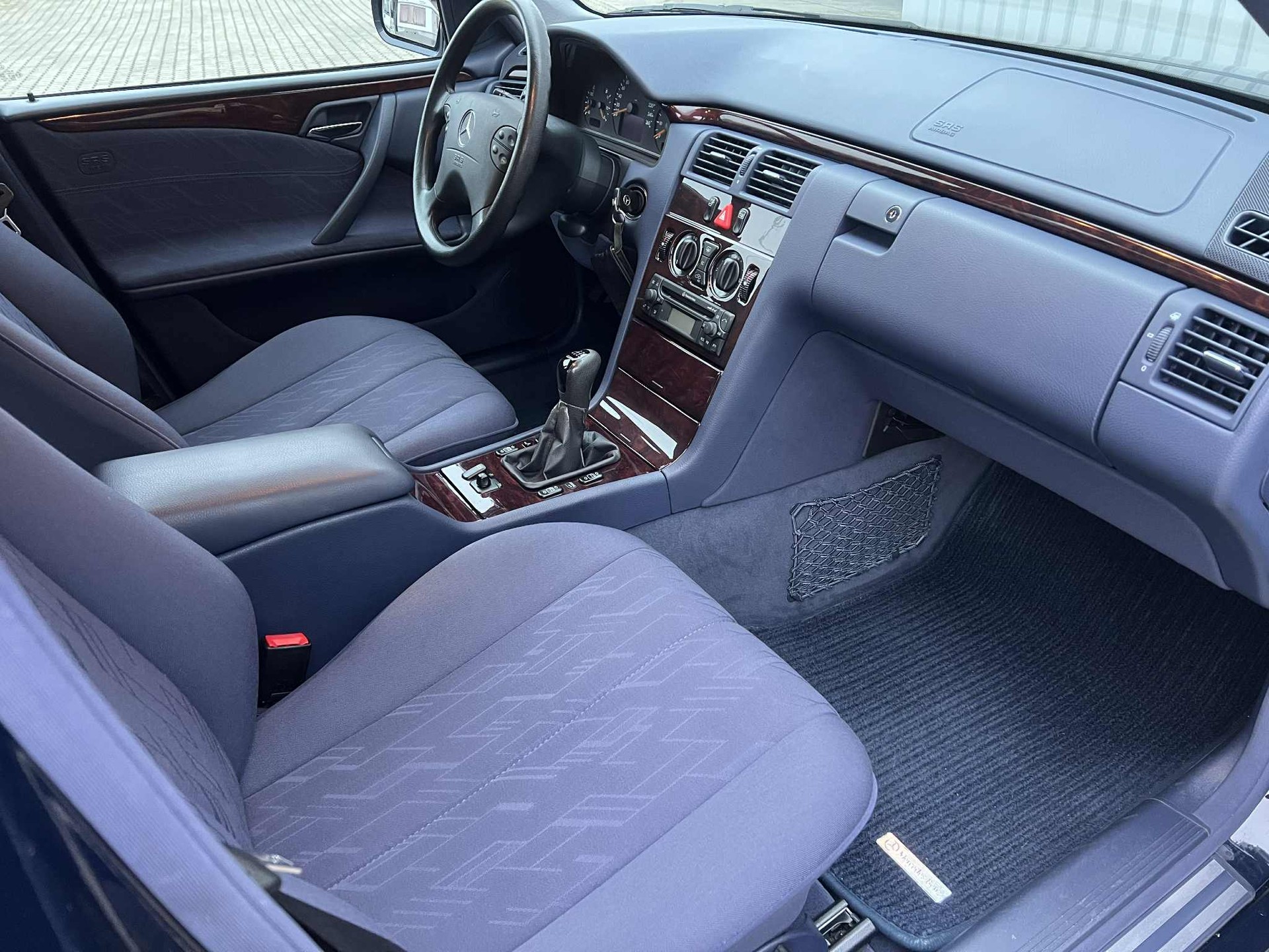MERCEDES-BENZ E 200 Kompressor Classic-image-7