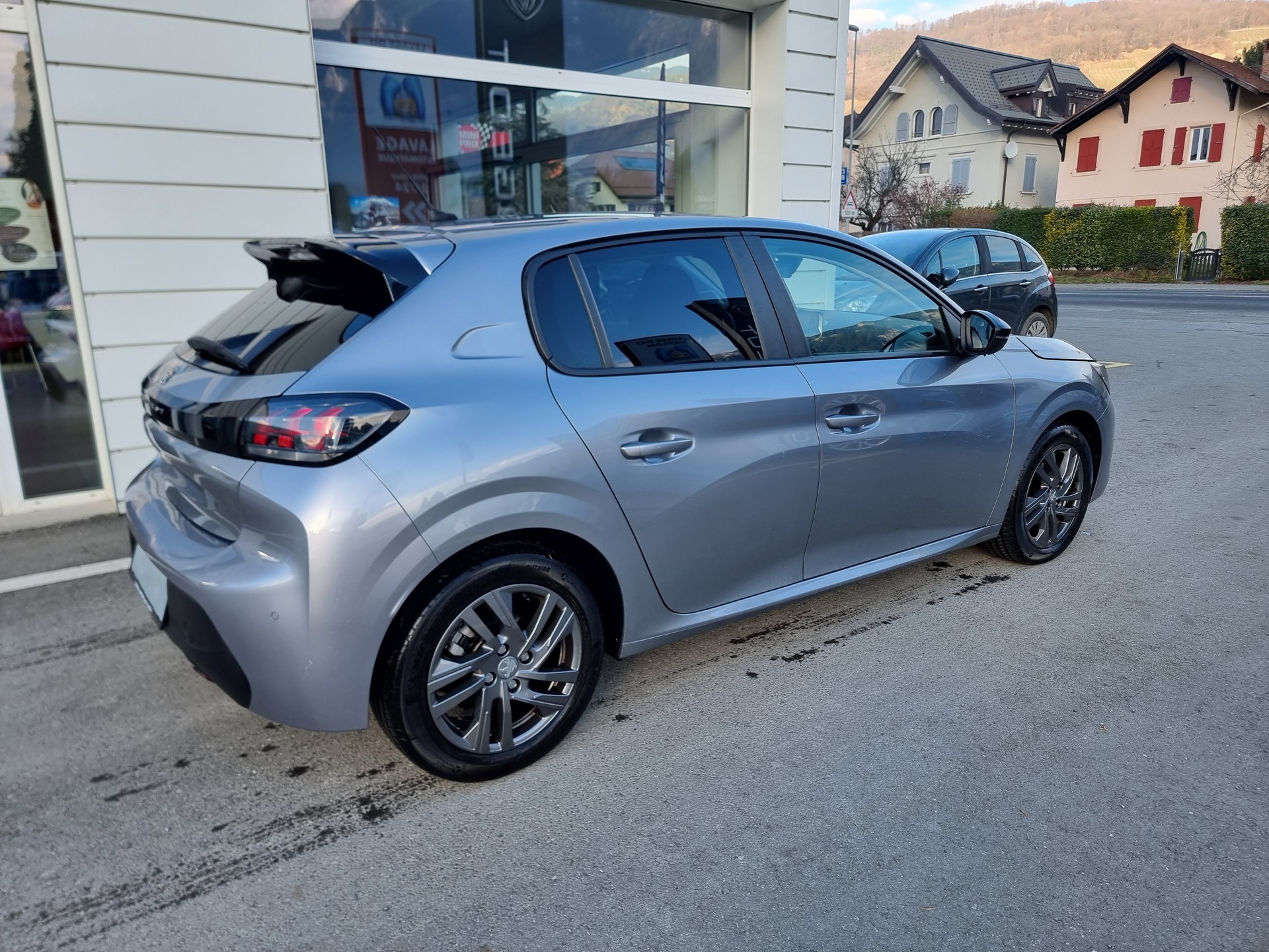 PEUGEOT 208 1.2 PureTech Active Pack EAT8-image-3