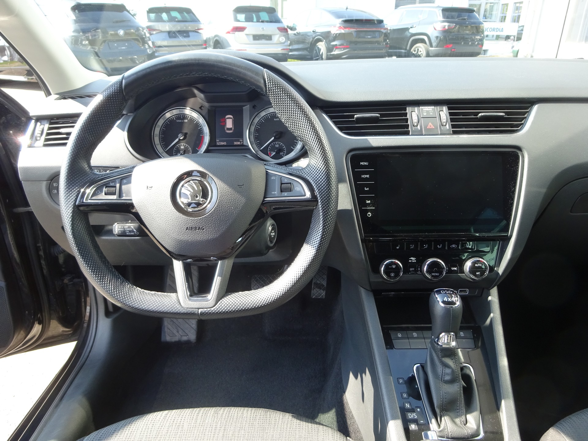 SKODA Octavia Combi 2.0 TDI Soleil 4x4 DSG-image-8
