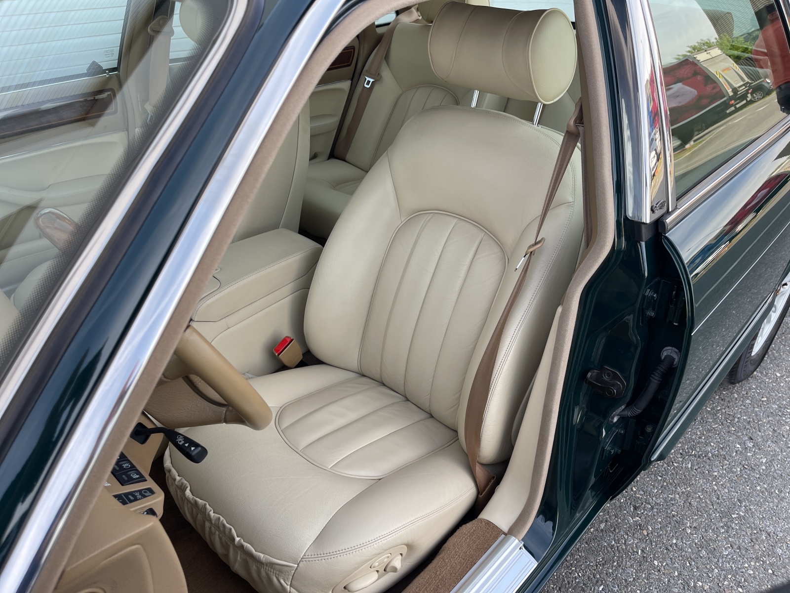 DAIMLER 4.0 Six-image-9