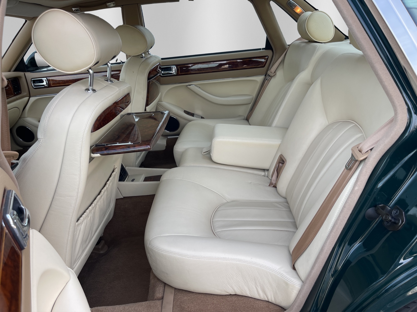 DAIMLER 4.0 Six-image-12