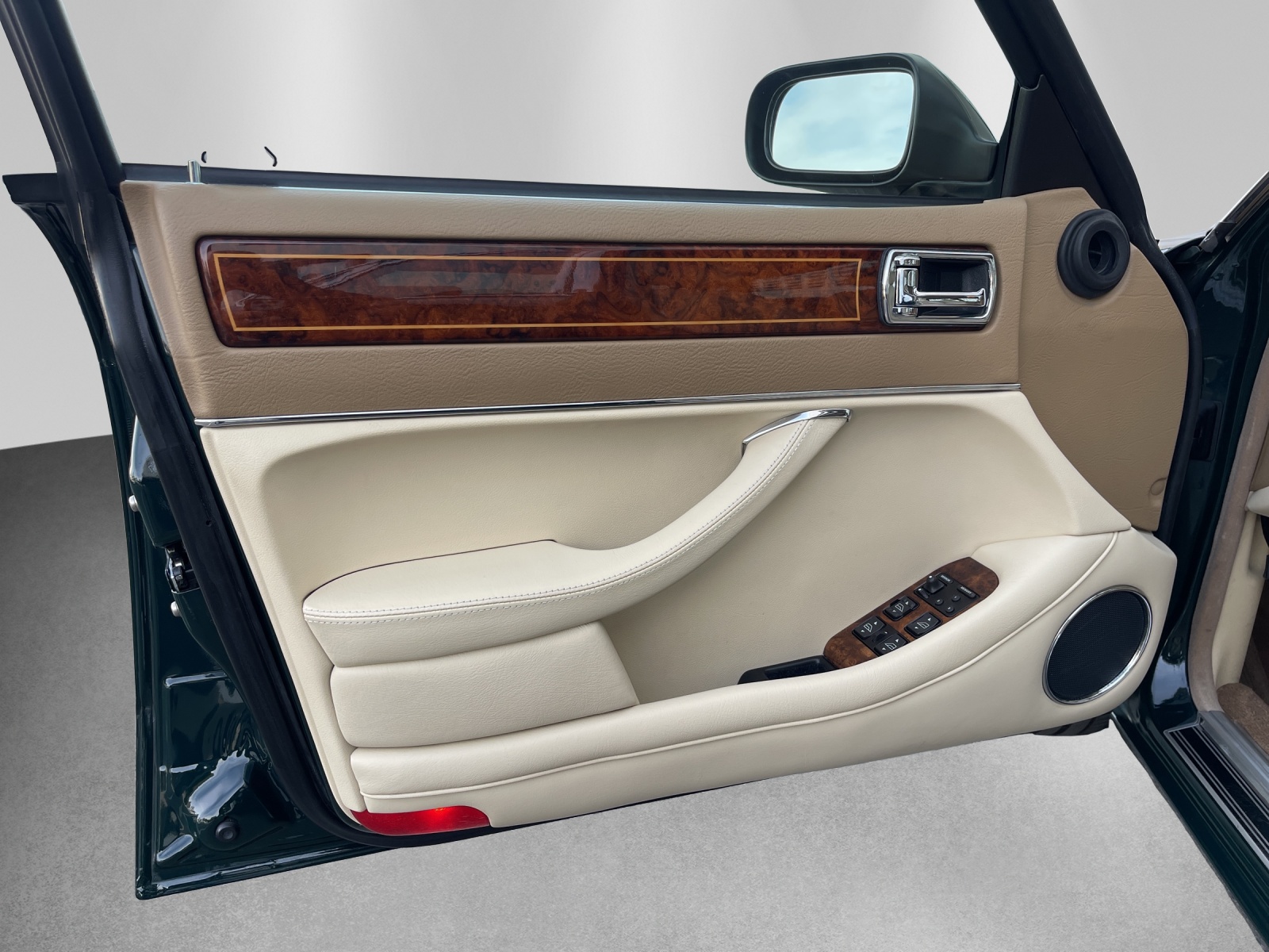 DAIMLER 4.0 Six-image-7