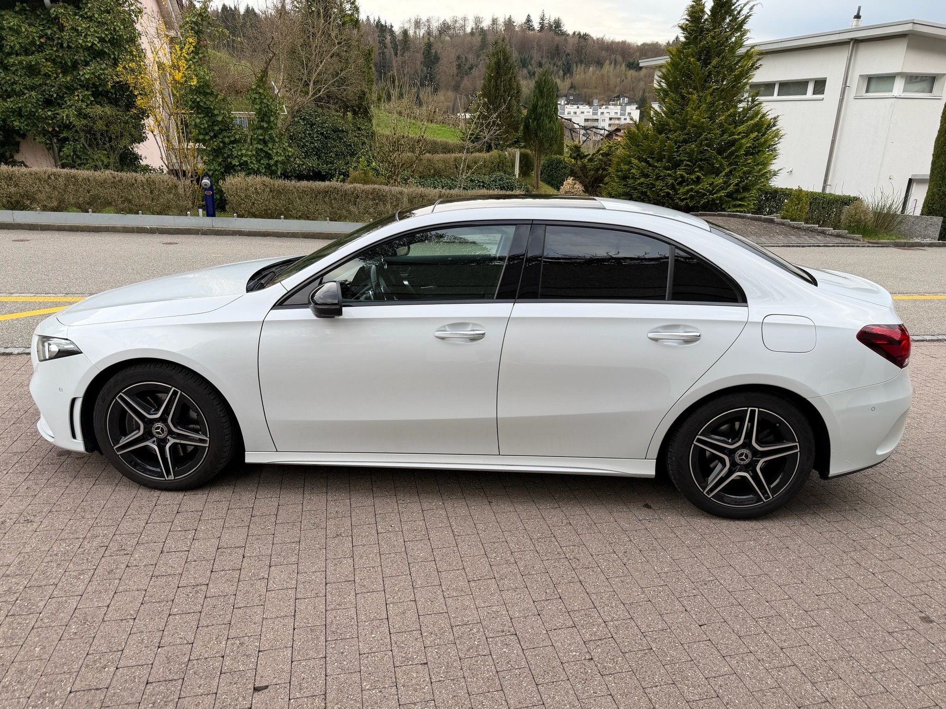 MERCEDES-BENZ A 220 d AMG Line 8G-DCT-image-6
