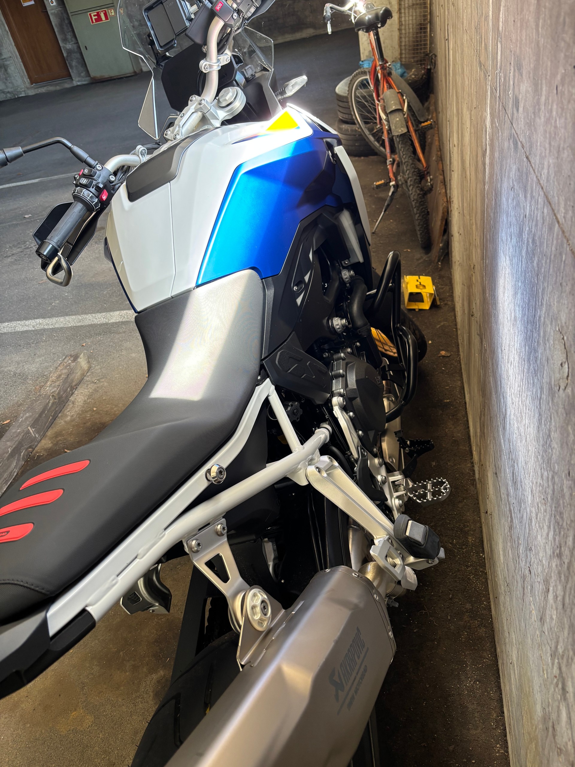 BMW F 900 GS-image-3