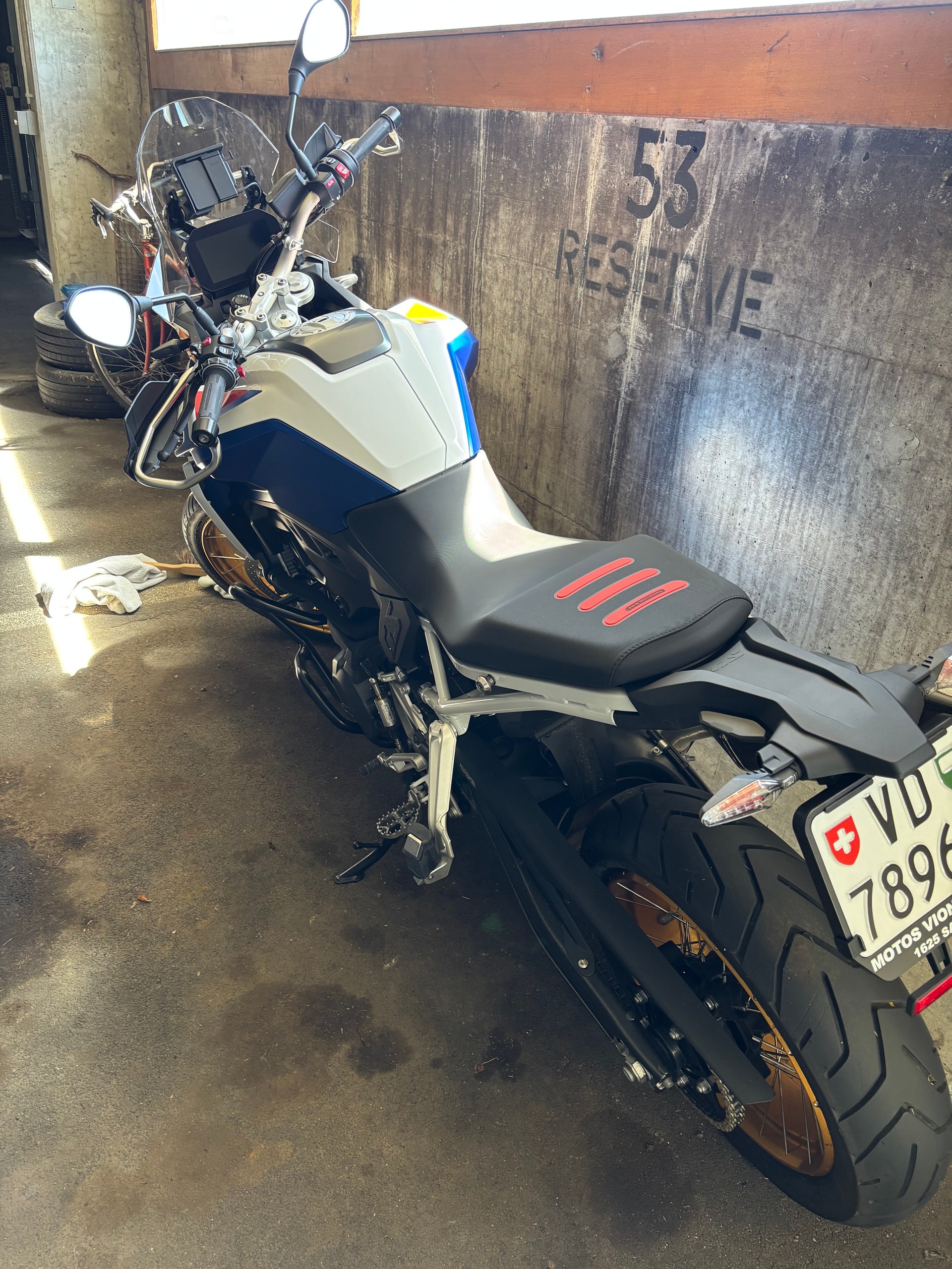 BMW F 900 GS-image-2
