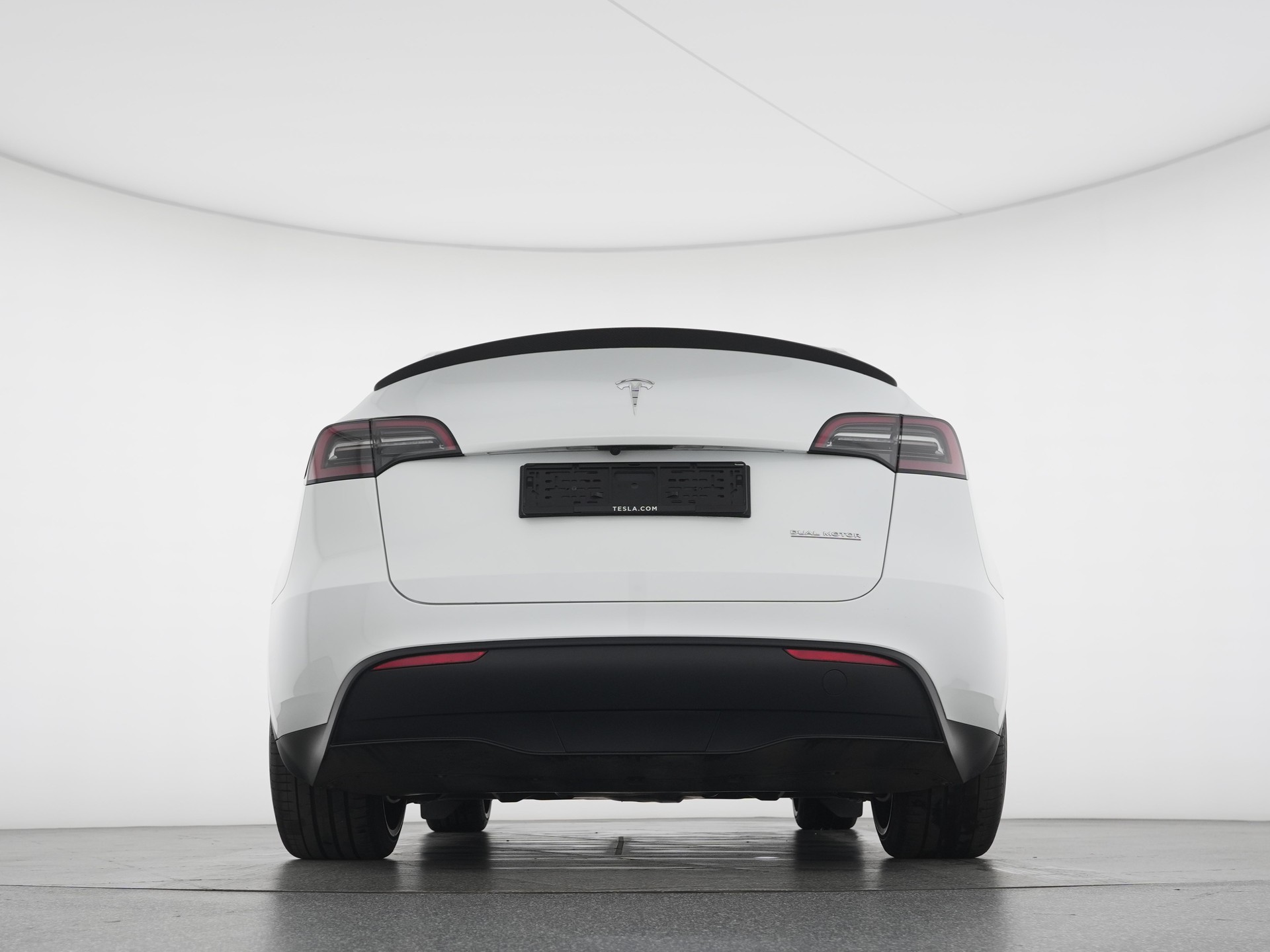 TESLA Model Y Performance-showroom-element-3