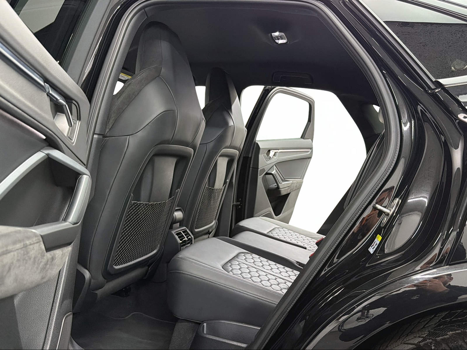 AUDI RS Q3 Sportback Midnight Black quattro S tronic / Kamera / RS-Abgasanlage / Komfortschlüssel / RS-Sportsitze / B&O Sound /-image-8