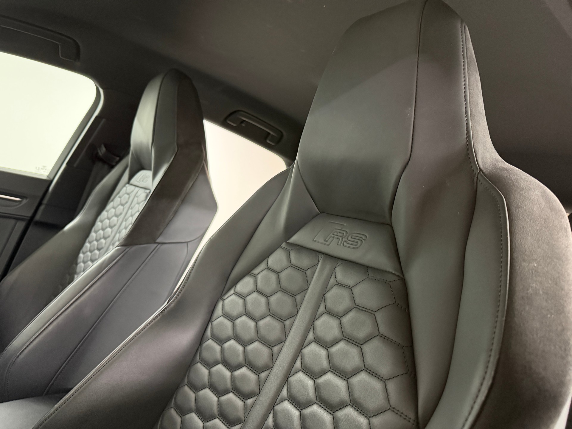 AUDI RS Q3 Sportback Midnight Black quattro S tronic / Kamera / RS-Abgasanlage / Komfortschlüssel / RS-Sportsitze / B&O Sound /-image-7
