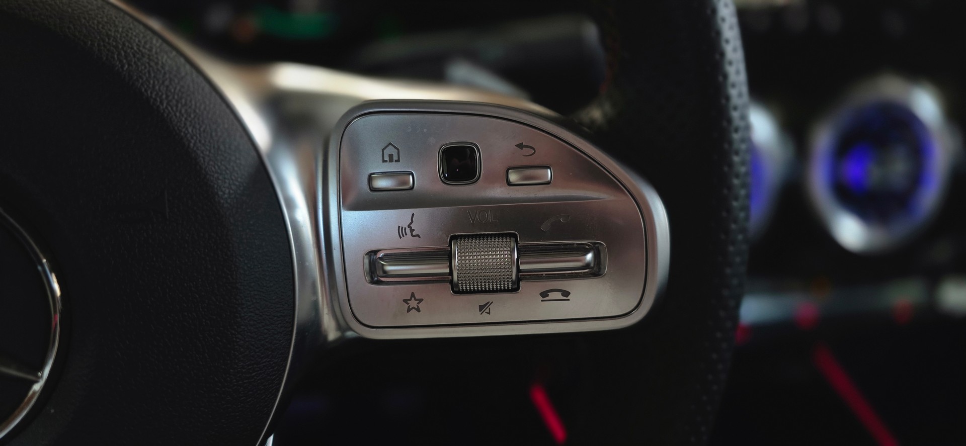 MERCEDES-BENZ GLA 250e AMG Line 8G-DCT *Bremsassistent/Spurhalteassisten*Panoramadach*Ambientebeleuchtung*Sitzheizung*Rückfahrkamera*-image-13