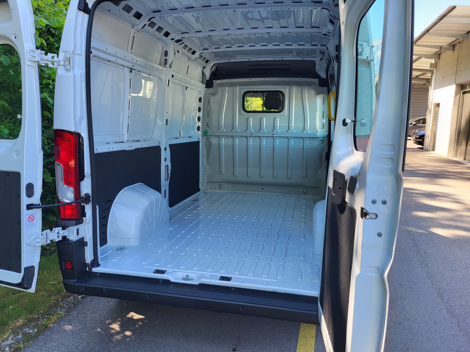PEUGEOT Boxer 2.2 HDI 335 L2H2-image-11