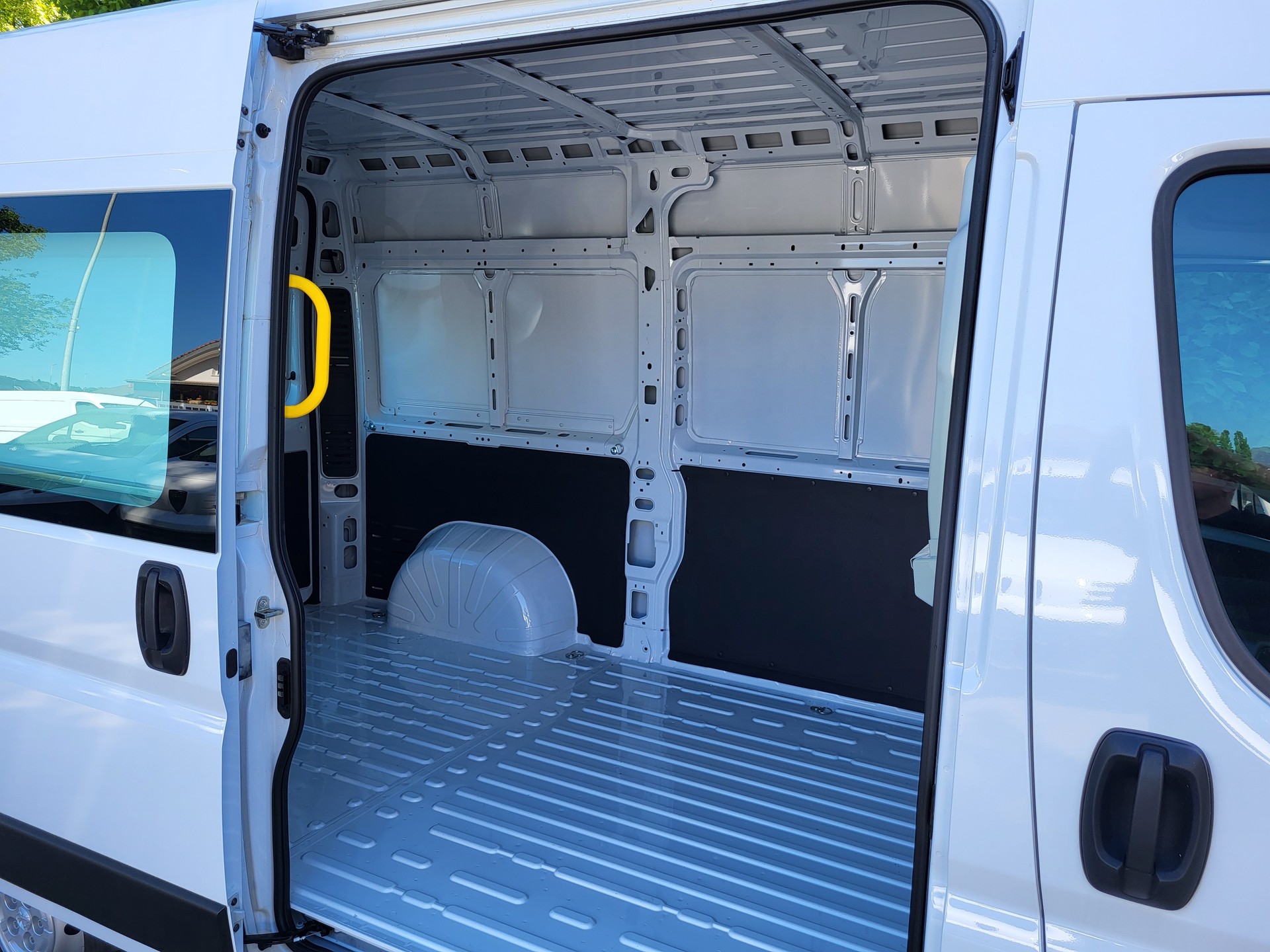 PEUGEOT Boxer 2.2 HDI 335 L2H2-image-12