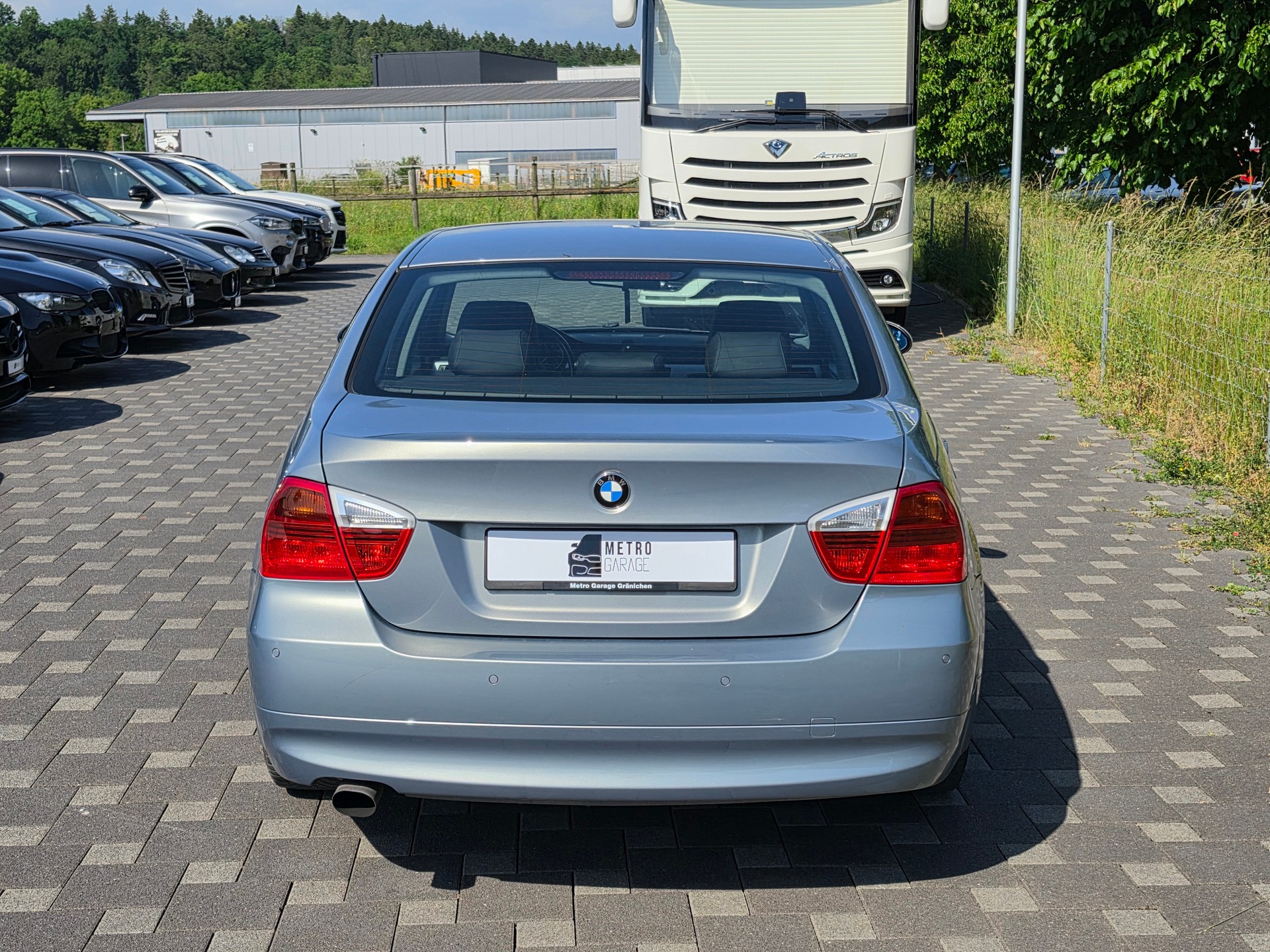 BMW 320i-showroom-element-3