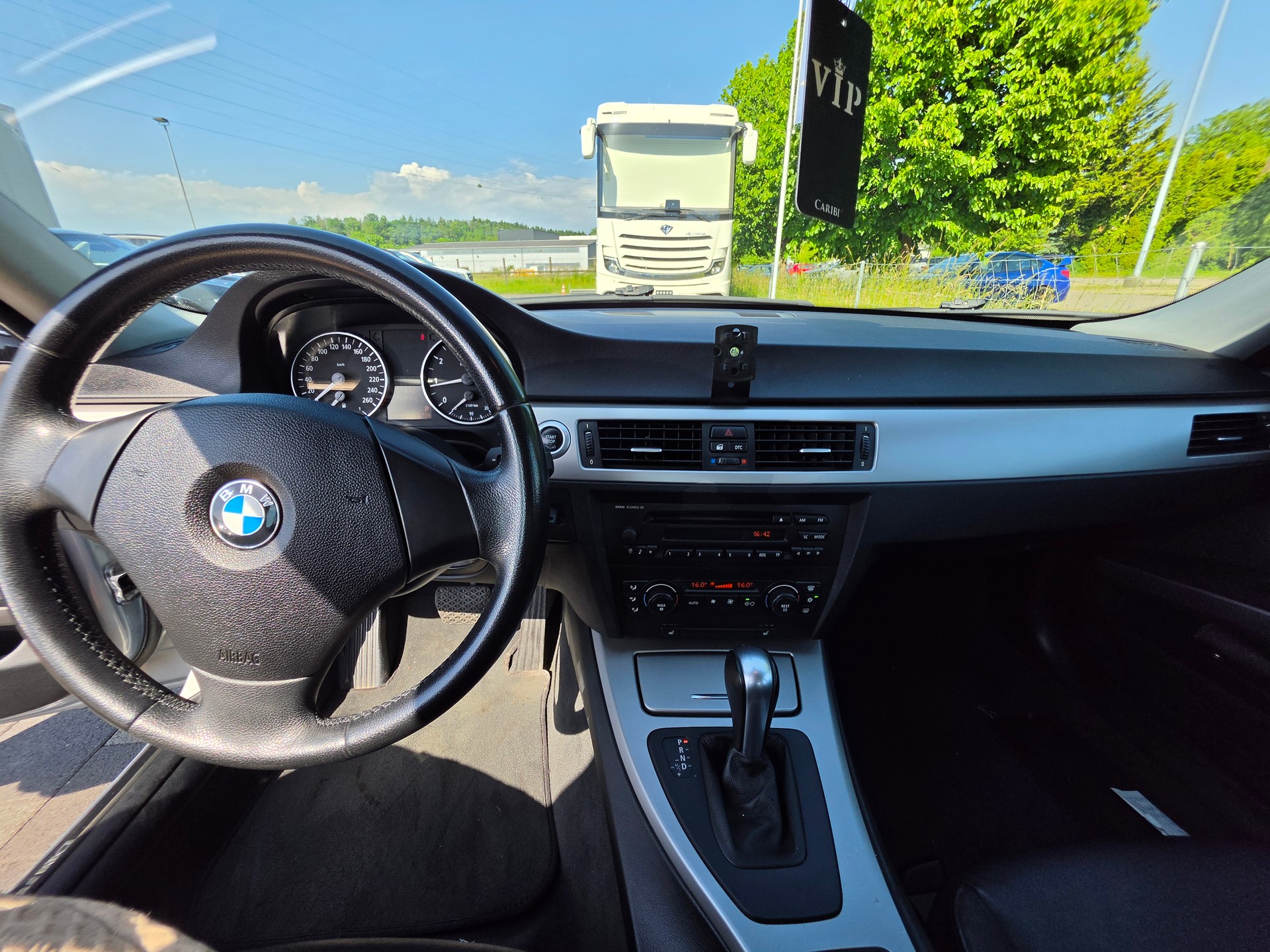 BMW 320i-image-8