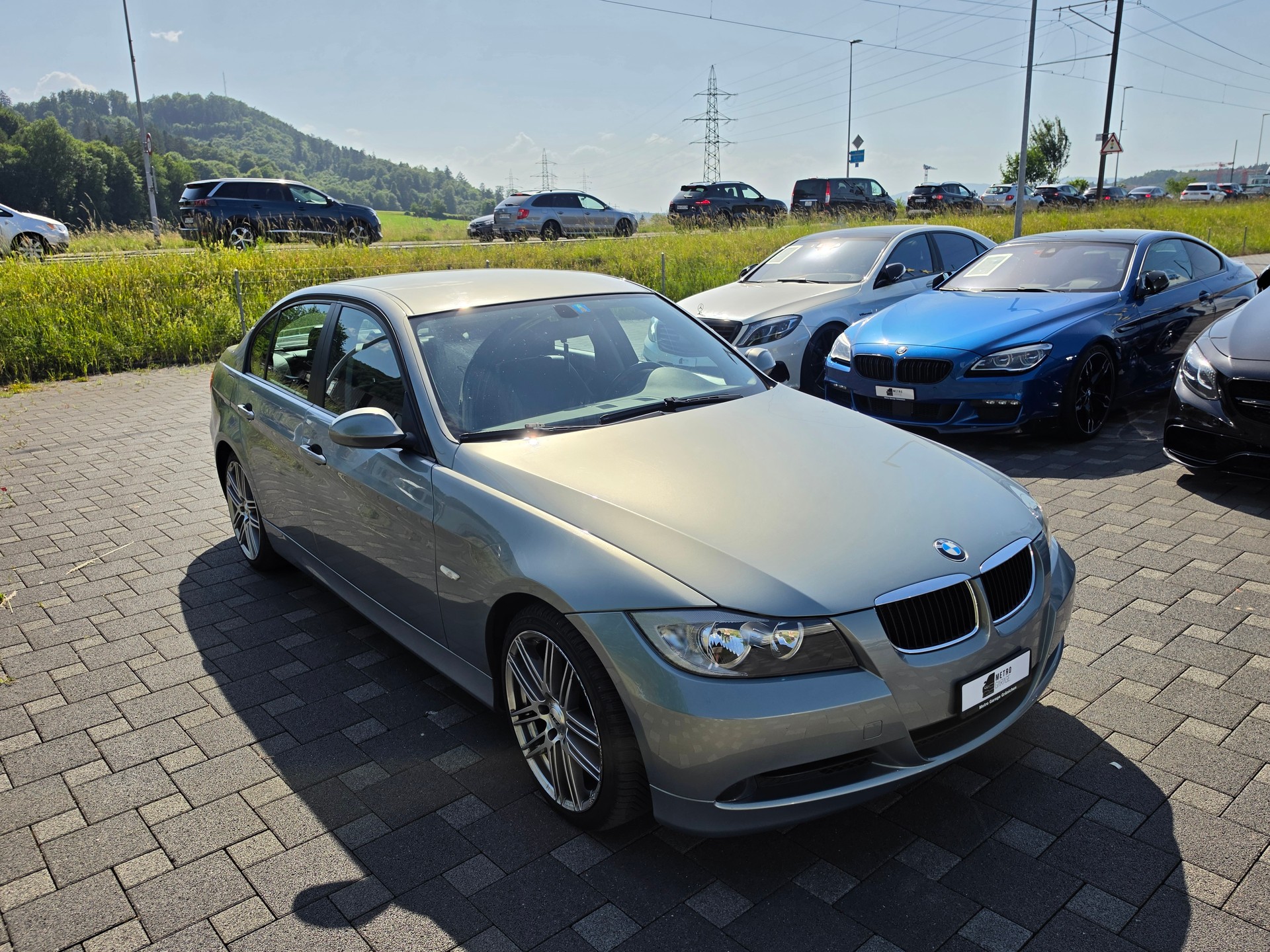 BMW 320i-image-5