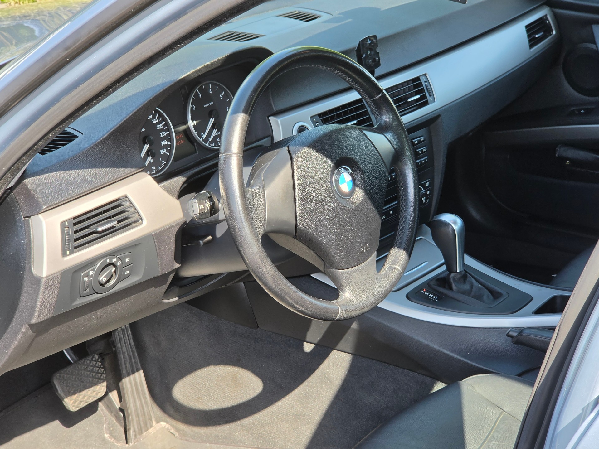 BMW 320i-image-7