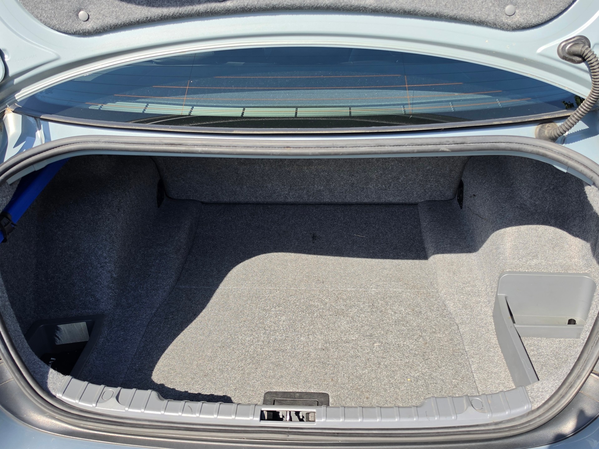 BMW 320i-image-11