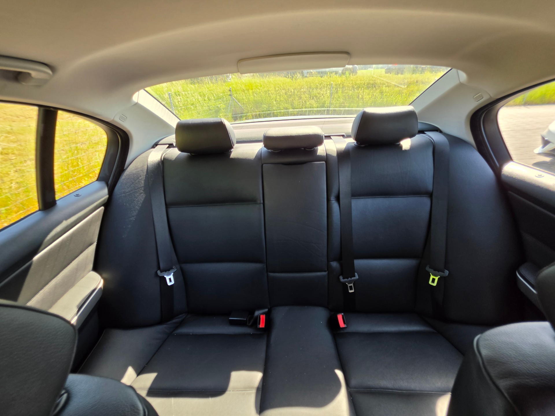BMW 320i-image-10