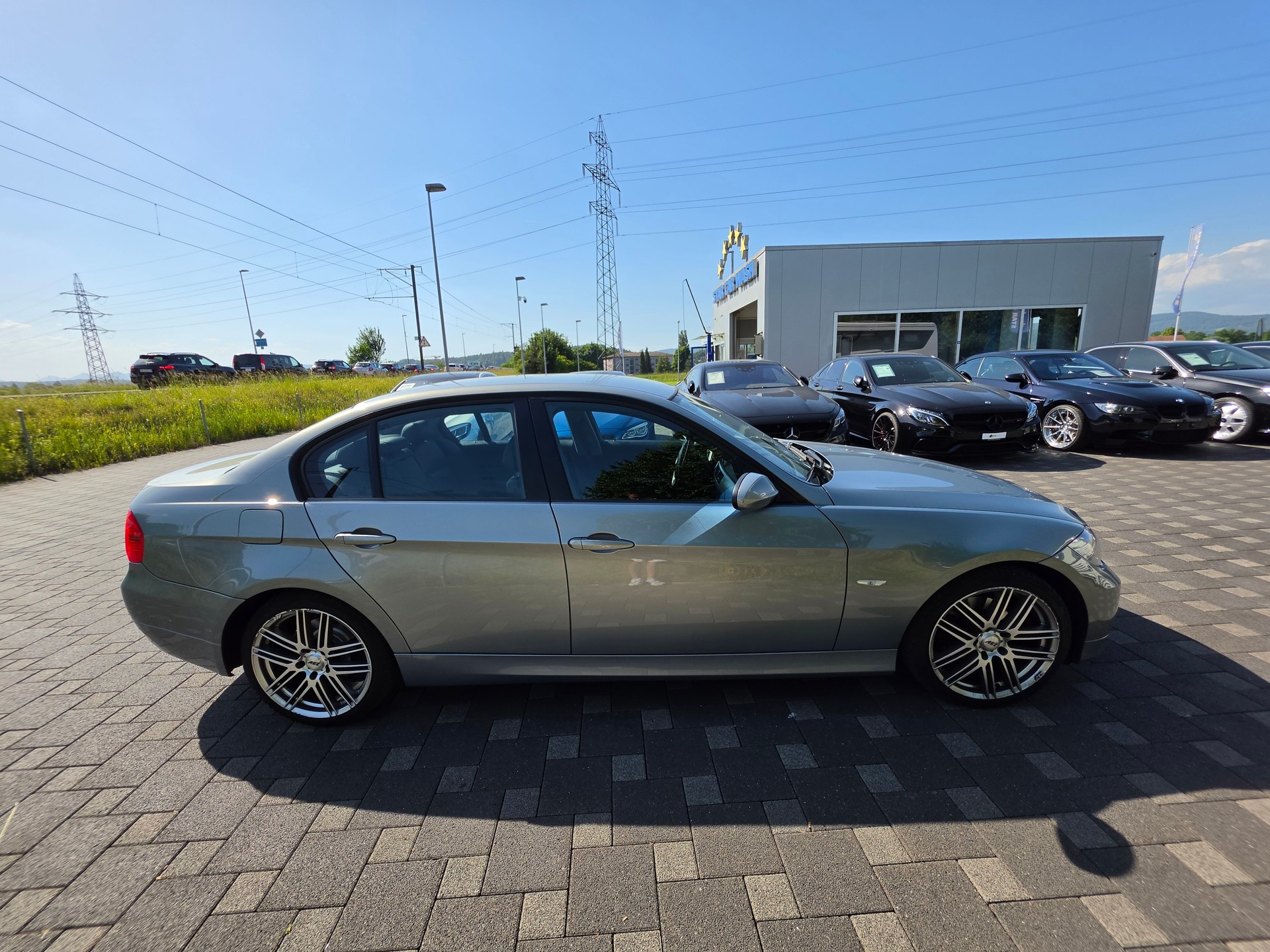 BMW 320i-image-4
