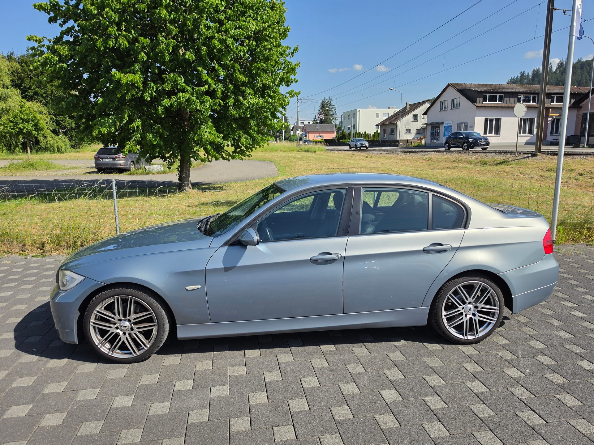 BMW 320i-showroom-element-1