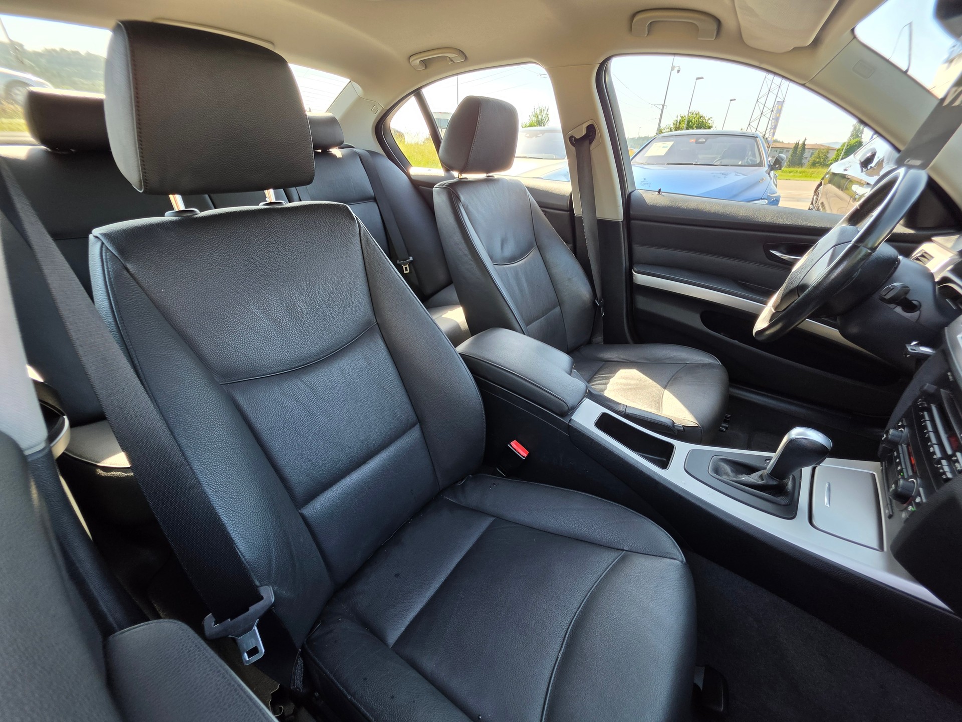 BMW 320i-image-12