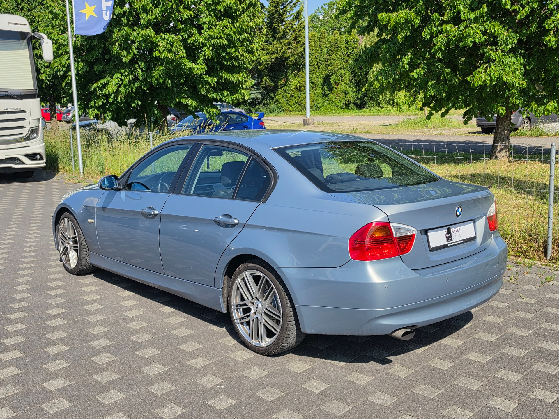 BMW 320i-showroom-element-2