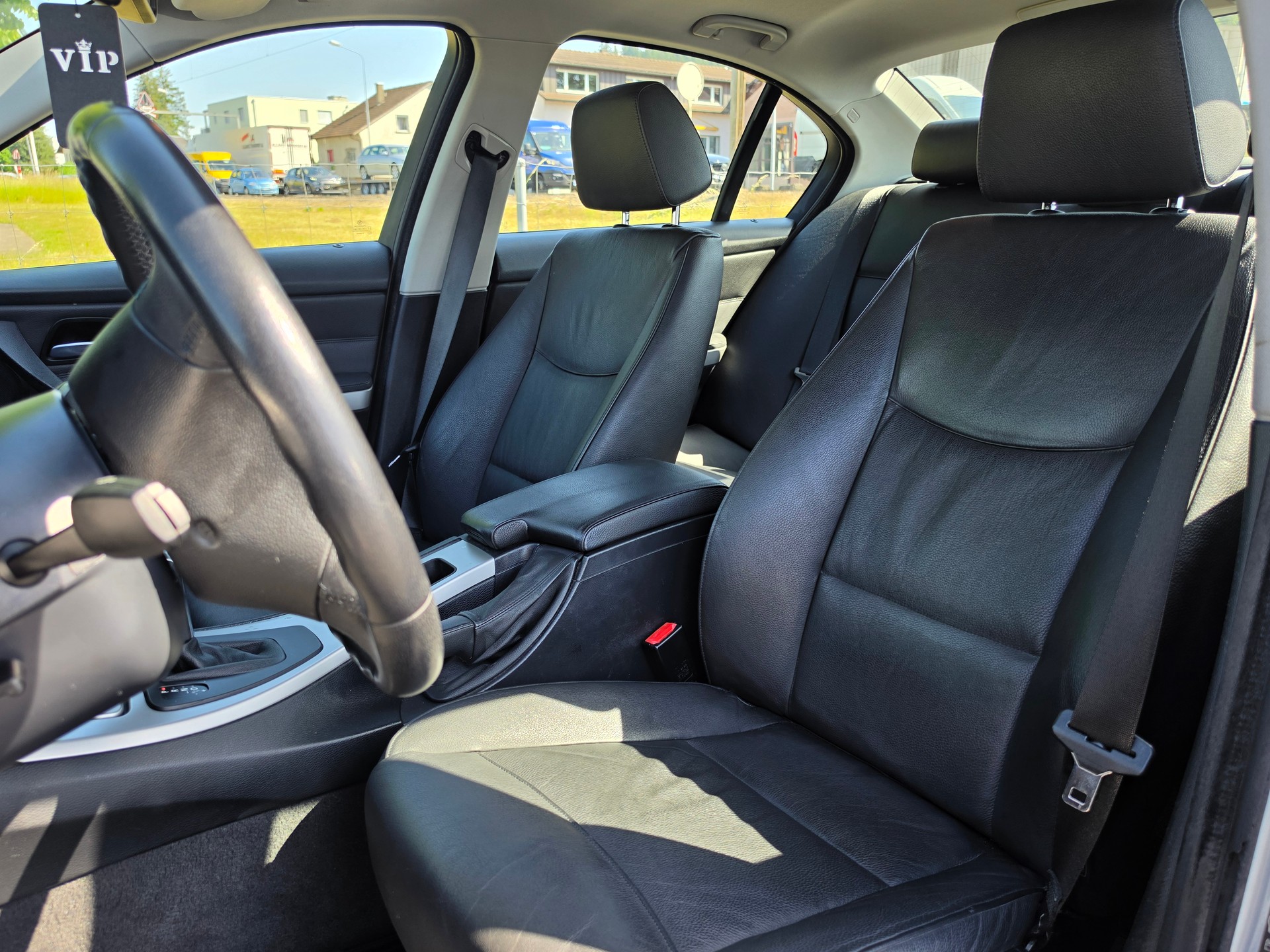 BMW 320i-image-6
