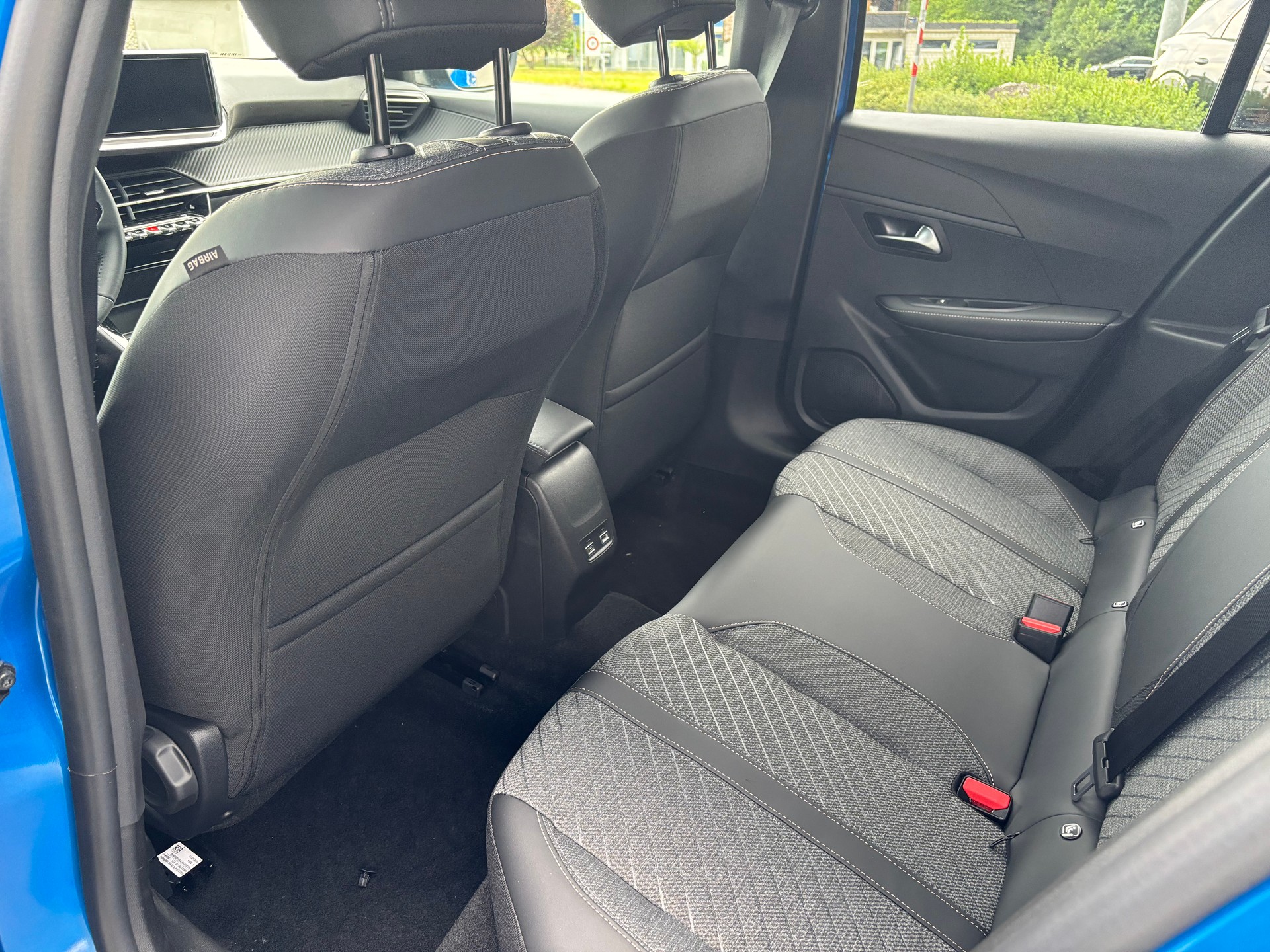 PEUGEOT 208 1.2 MHEV 110 Allure-image-8