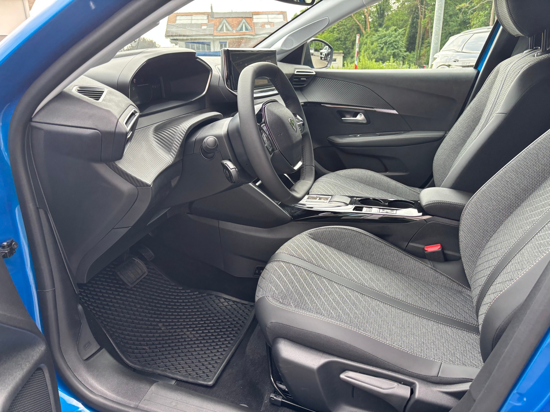 PEUGEOT 208 1.2 MHEV 110 Allure-image-10
