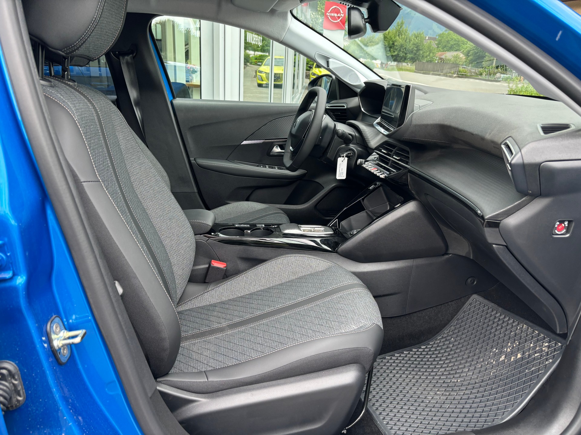 PEUGEOT 208 1.2 MHEV 110 Allure-image-7