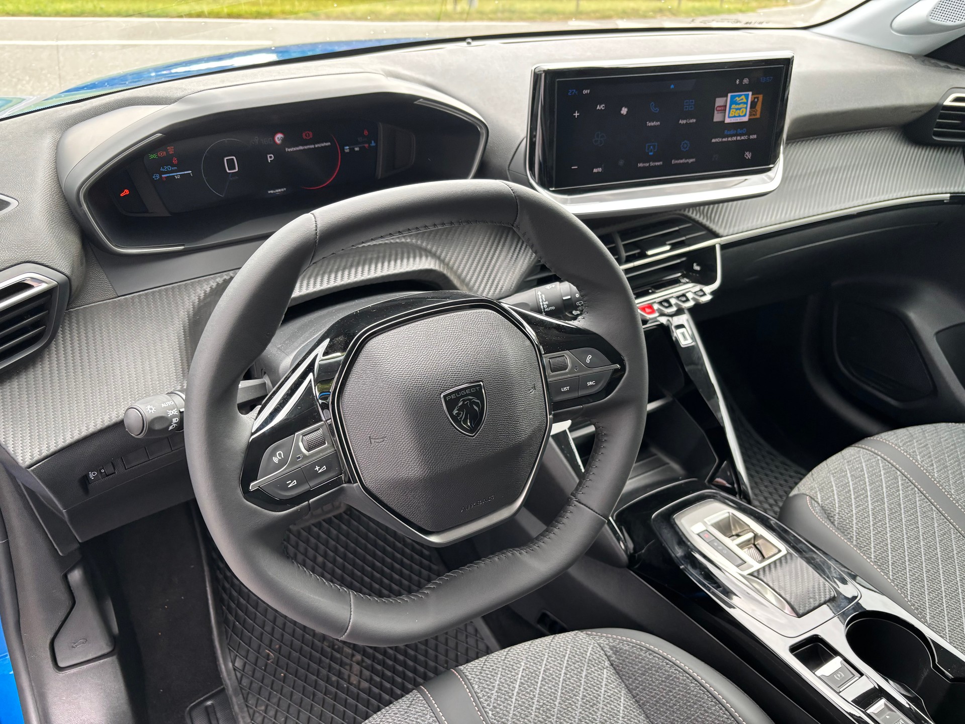 PEUGEOT 208 1.2 MHEV 110 Allure-image-11