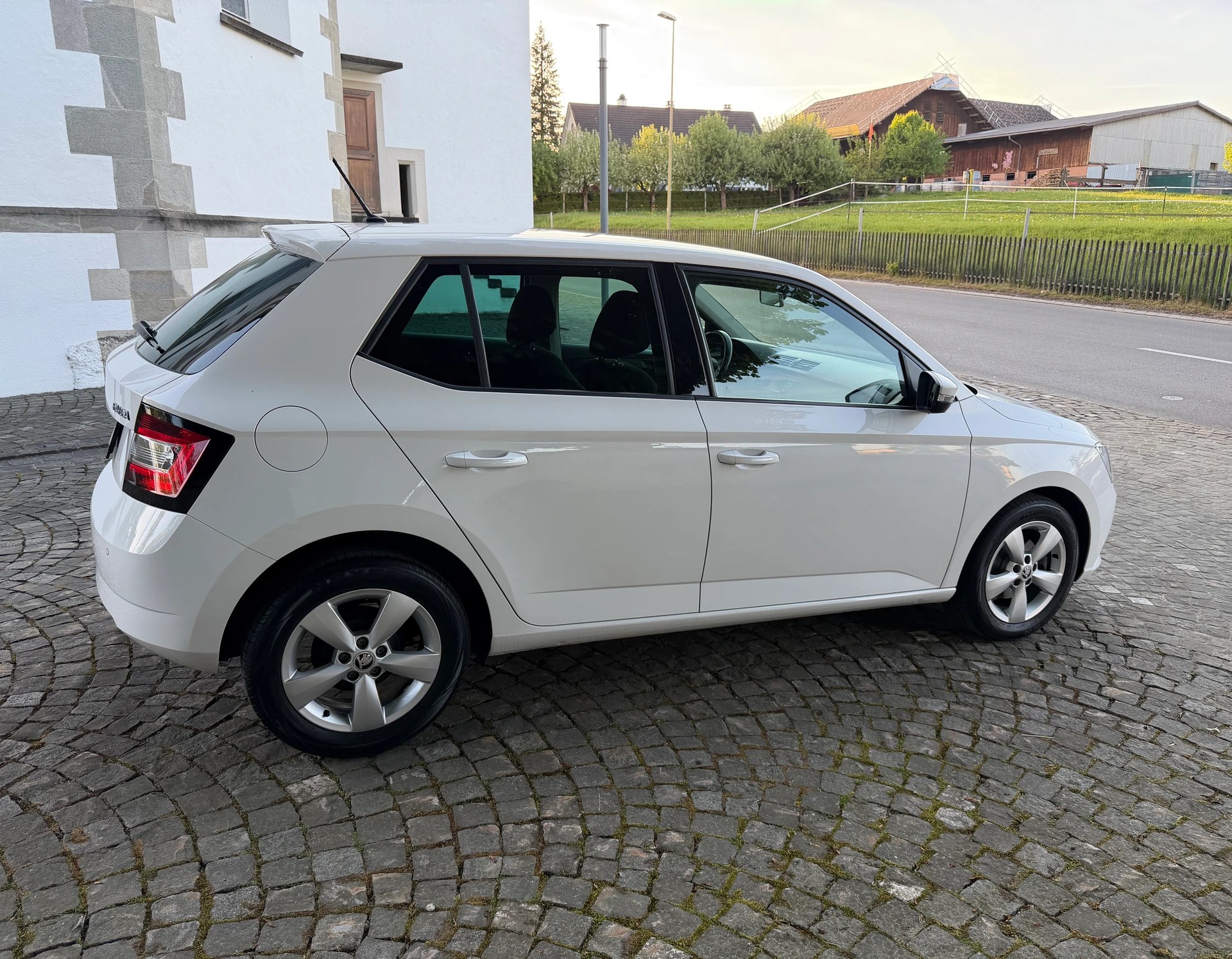 SKODA Fabia 1.0 Active / Ab MFK / Service gepflegt bei Skoda / 36 Monate Garantie exkl. / 8 Fach / Klima / DAB-image-4