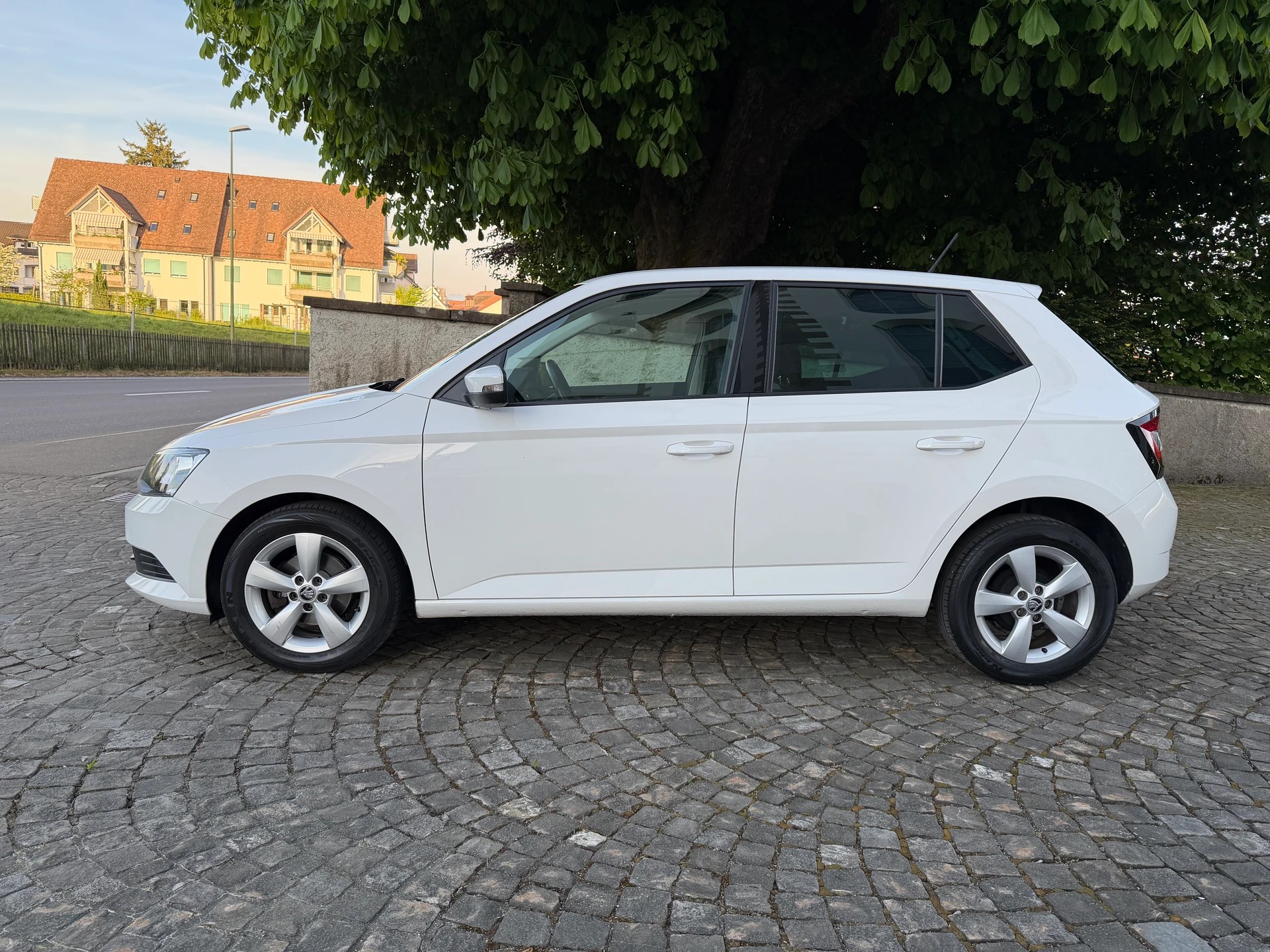 SKODA Fabia 1.0 Active / Ab MFK / Service gepflegt bei Skoda / 36 Monate Garantie exkl. / 8 Fach / Klima / DAB-image-8