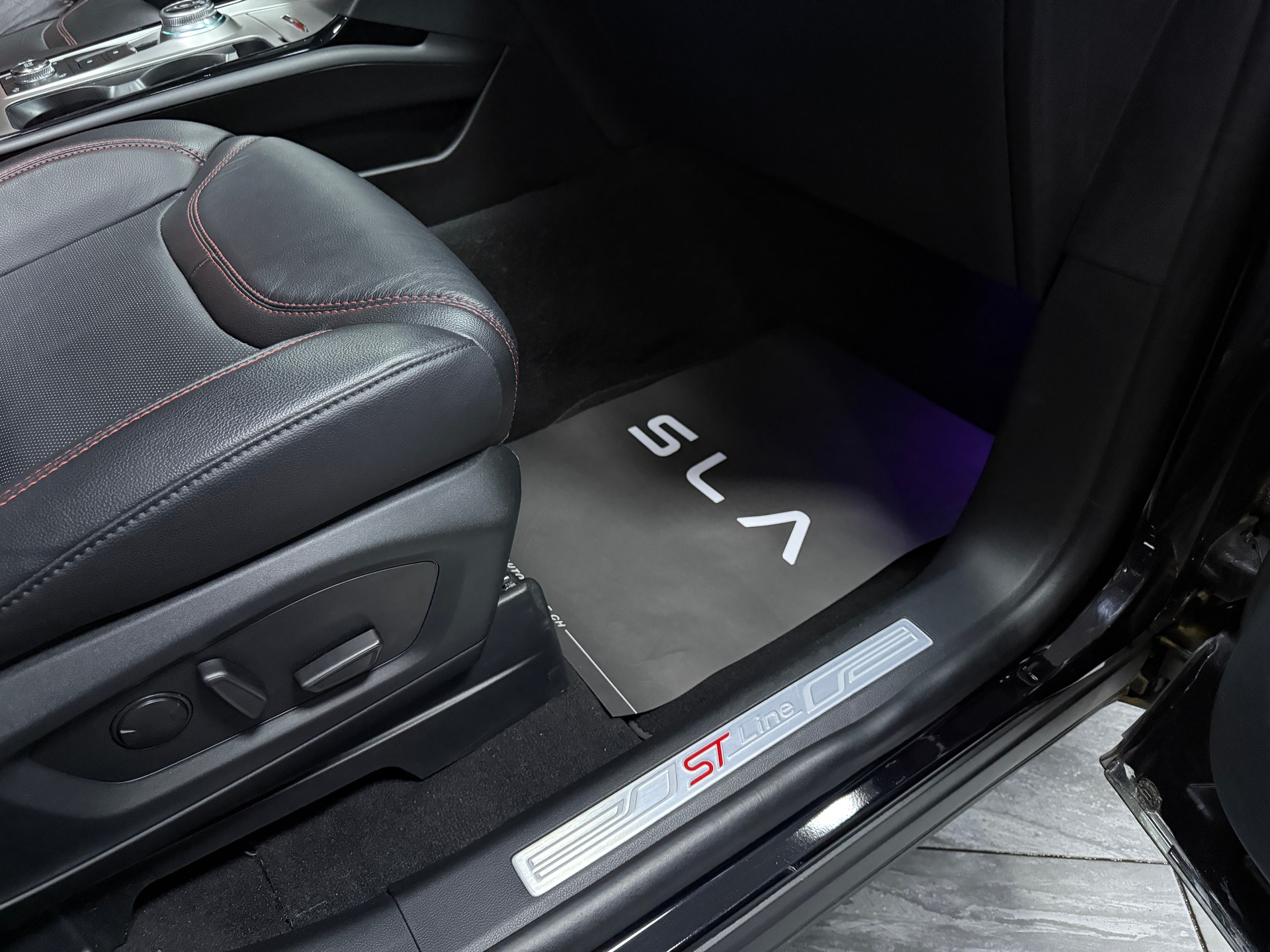 FORD Explorer 3.0 EcoB. Plug-in-Hybrid ST-Line 4WD Aut. / CH Fz 1 Hand / Vollausstattung / 7 Sitz-image-17