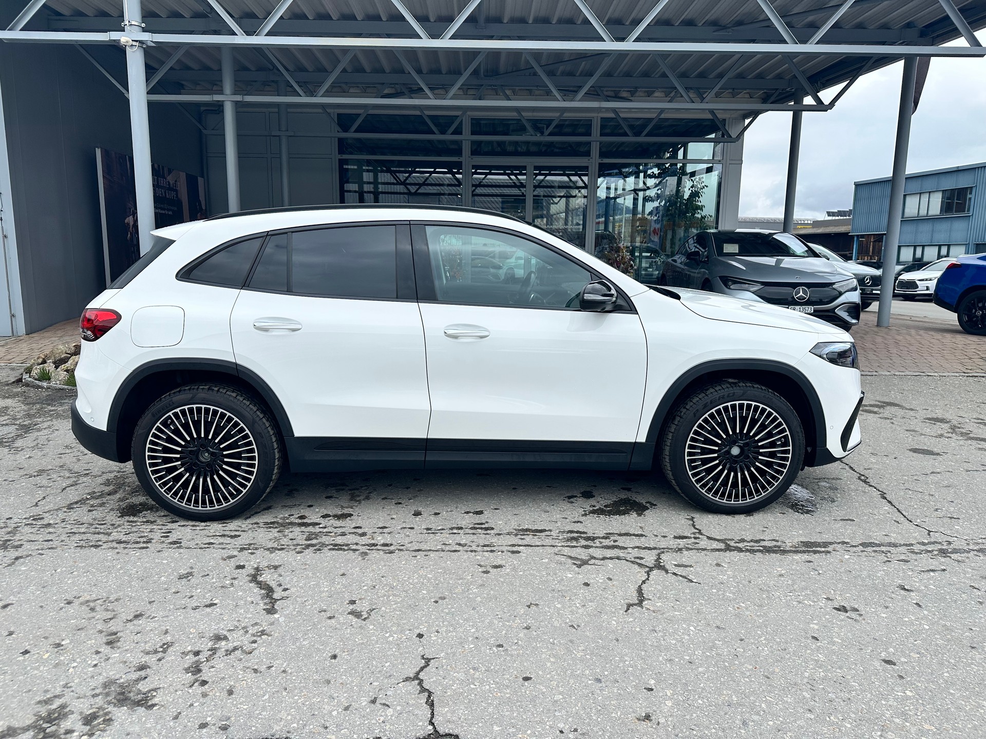 MERCEDES-BENZ EQA 350 Swiss Star AMG Line 4matic-showroom-element-2
