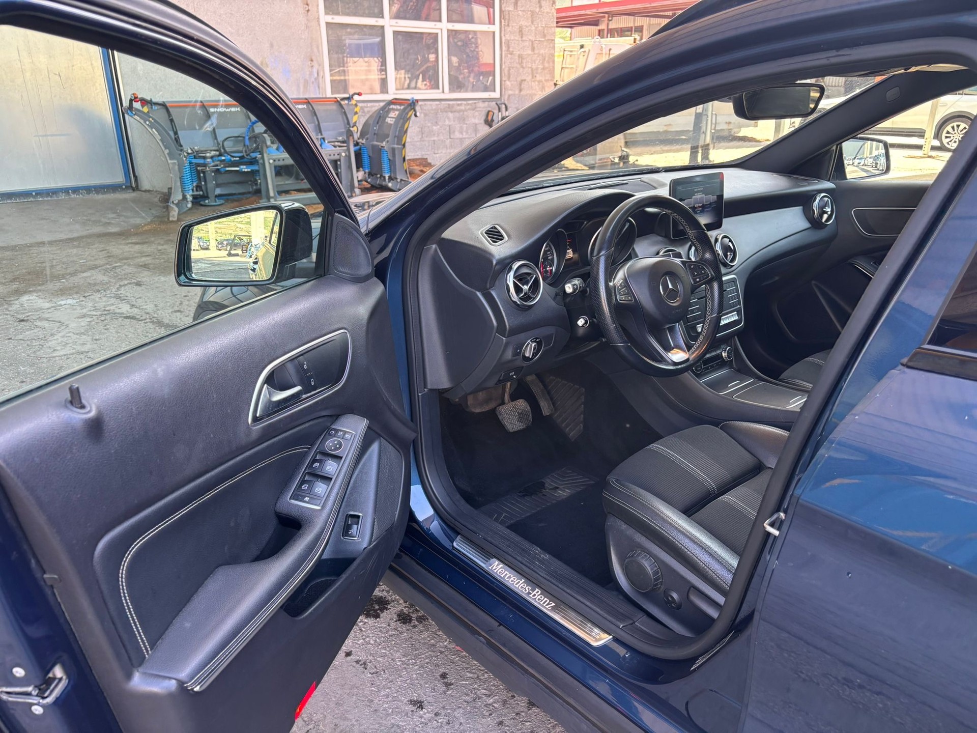 MERCEDES-BENZ GLA 200 Urban 7G-DCT-image-7