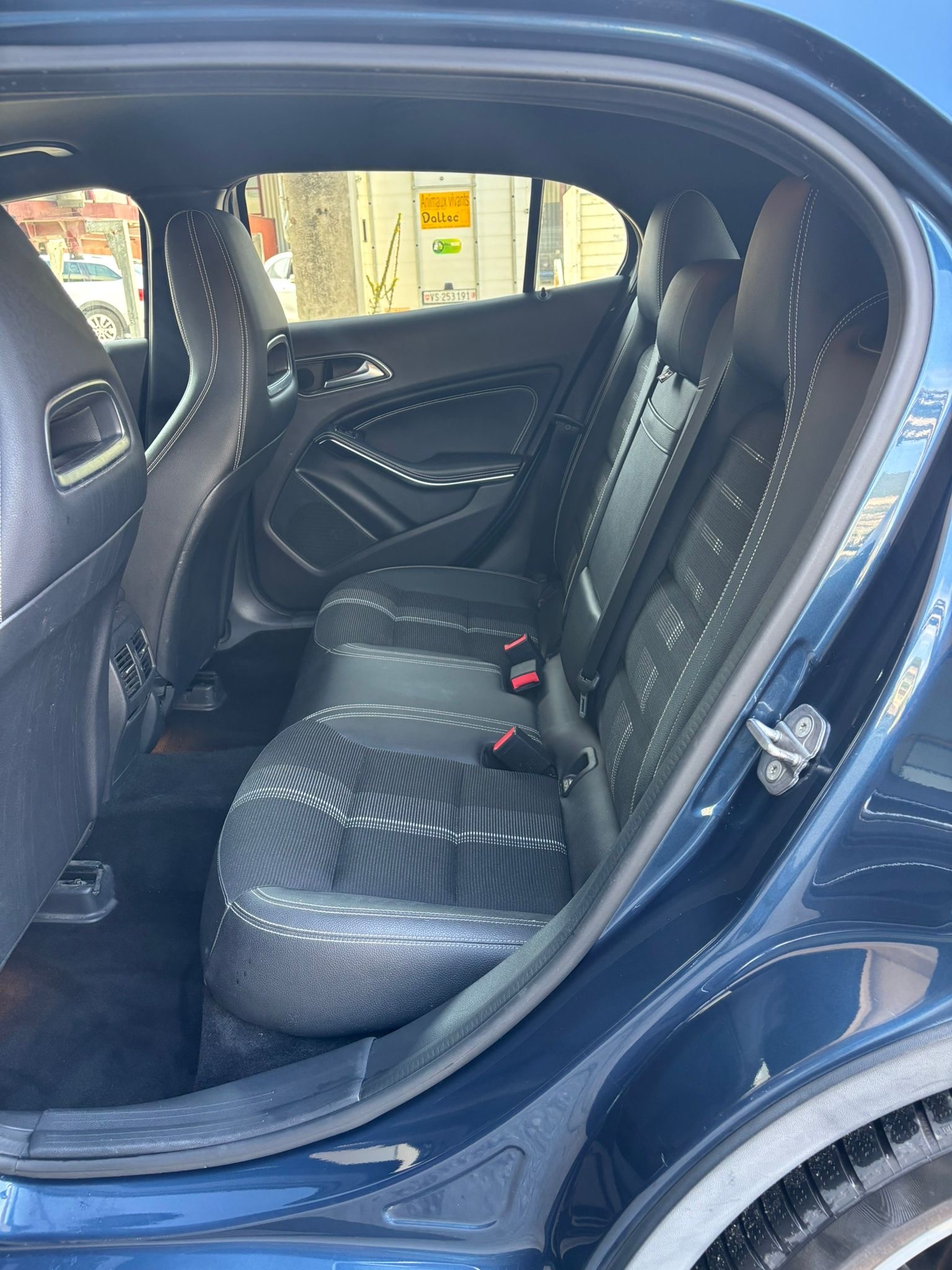 MERCEDES-BENZ GLA 200 Urban 7G-DCT-image-11