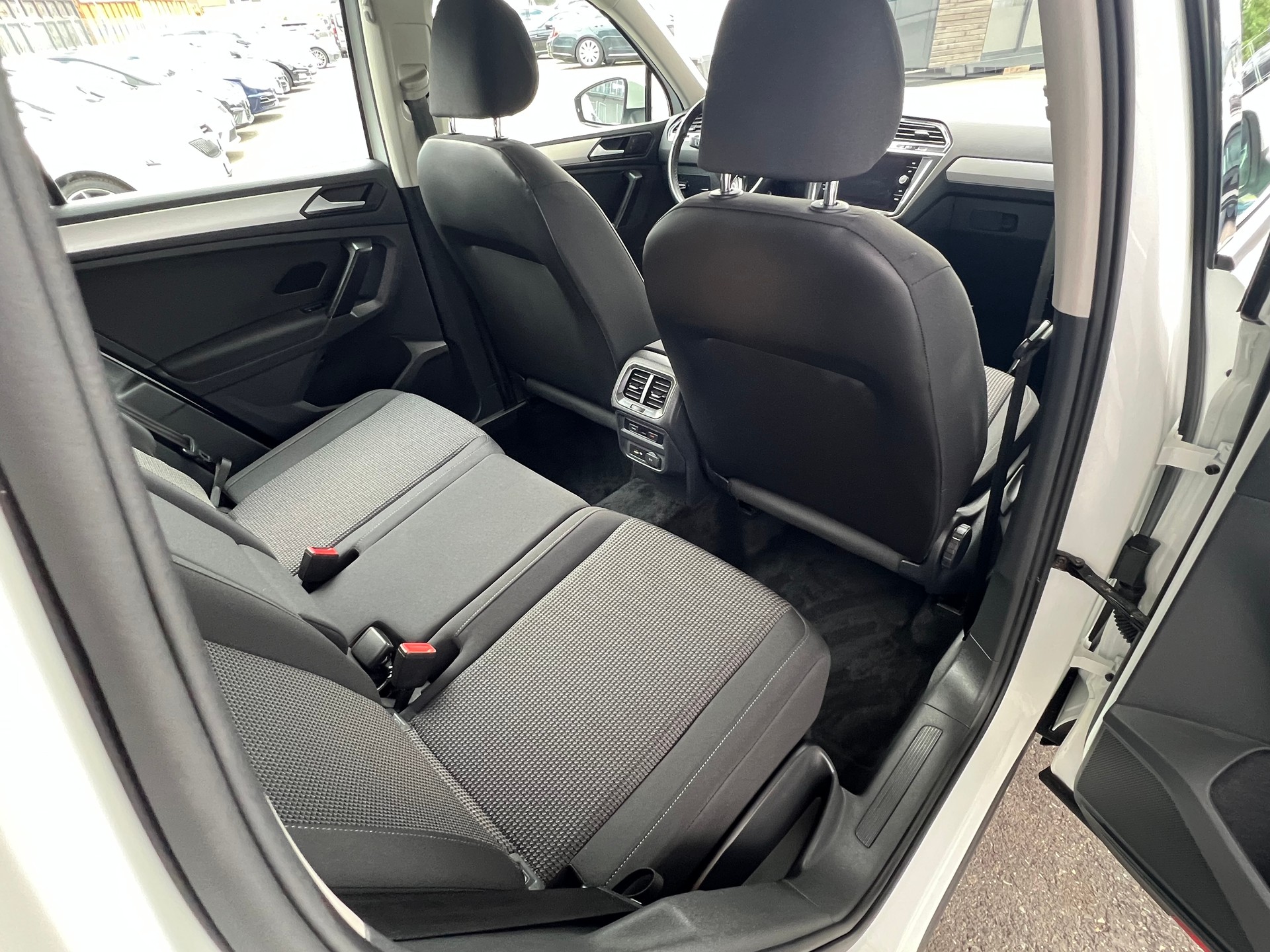 VW Tiguan 2.0 TDI Comfortline 4x4 DSG ** Navigation * Anhängerkupplung 2500 Kg. * frisch ab MFK * 1 Jahr Garantie möglich **-image-13