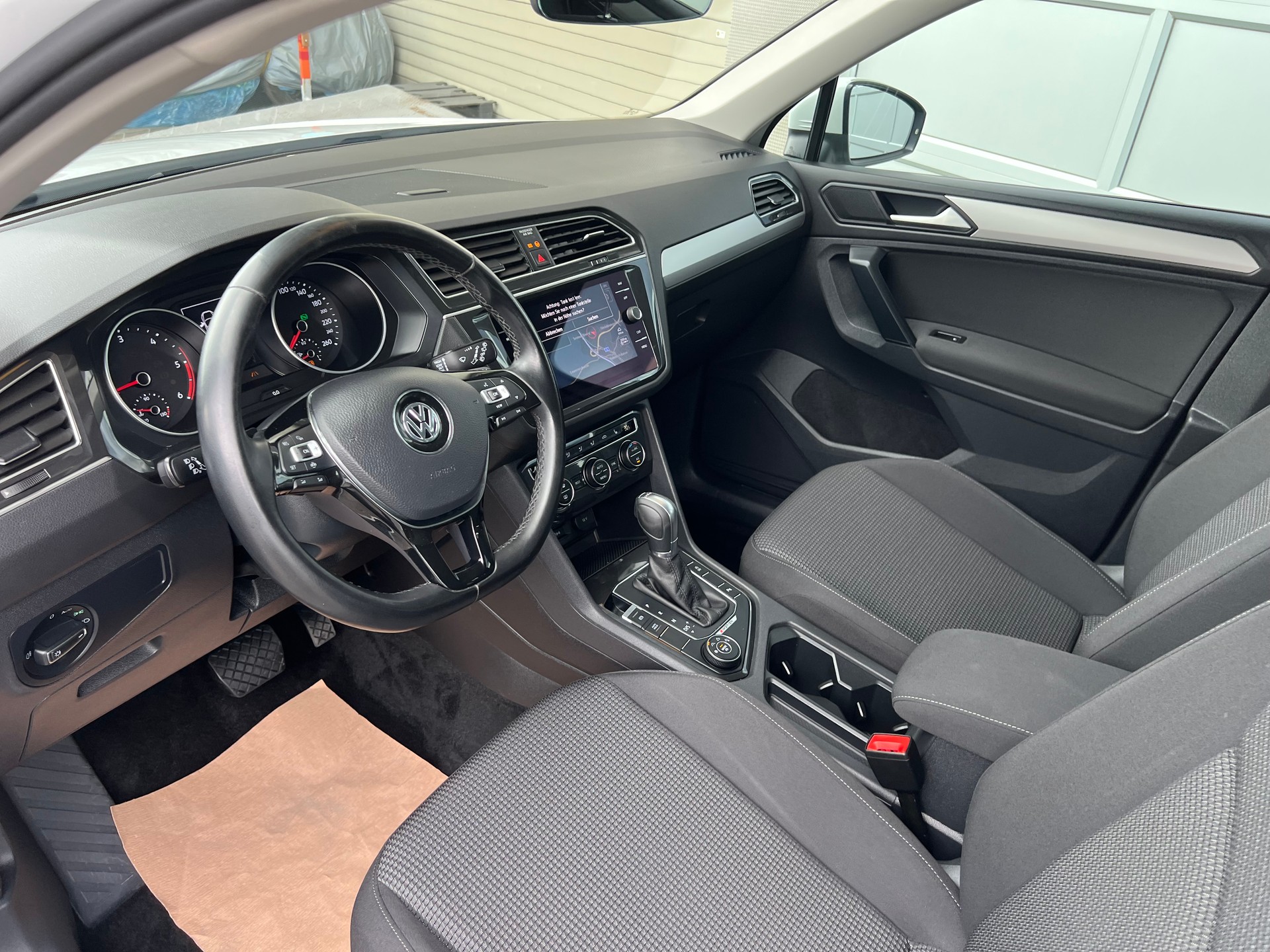 VW Tiguan 2.0 TDI Comfortline 4x4 DSG ** Navigation * Anhängerkupplung 2500 Kg. * frisch ab MFK * 1 Jahr Garantie möglich **-image-15