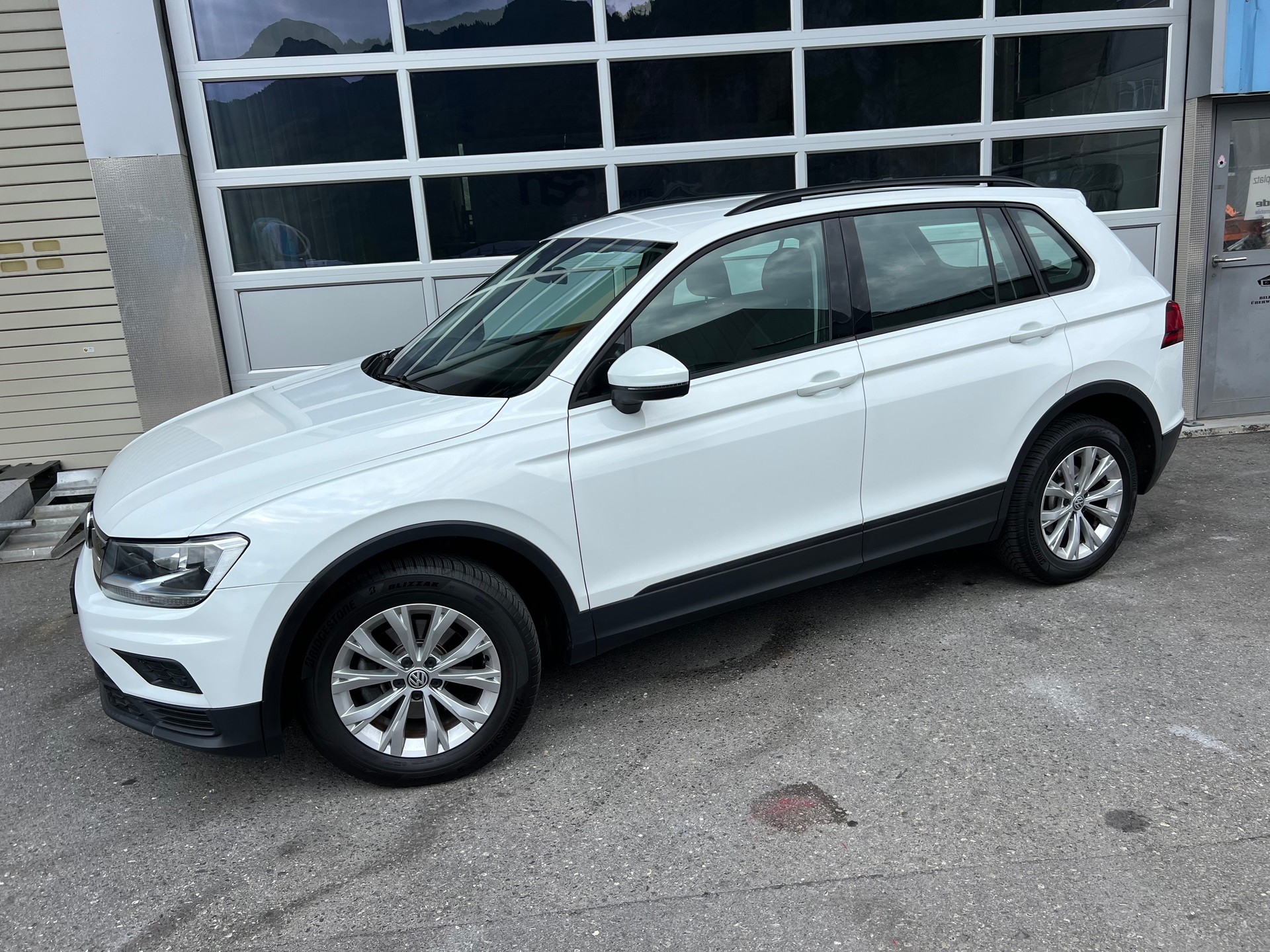 VW Tiguan 2.0 TDI Comfortline 4x4 DSG ** Navigation * Anhängerkupplung 2500 Kg. * frisch ab MFK * 1 Jahr Garantie möglich **-showroom-element-2