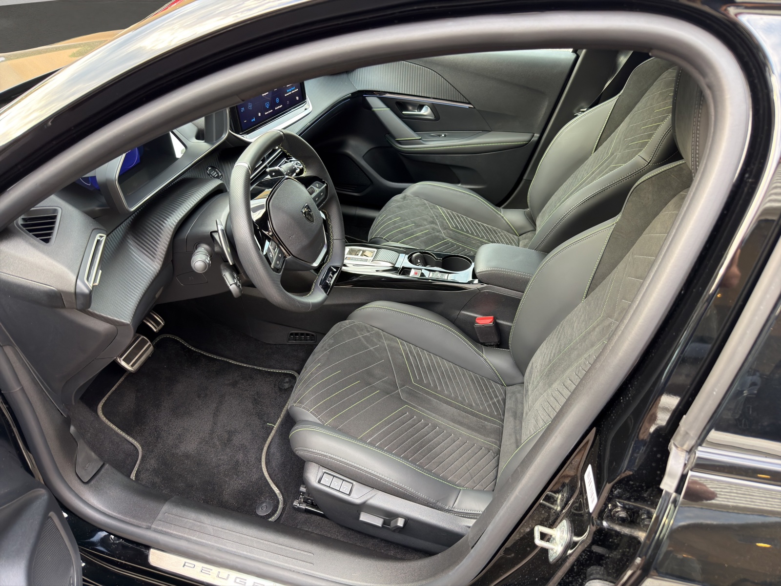 PEUGEOT 208 1.2 Hybrid GT-showroom-element-3