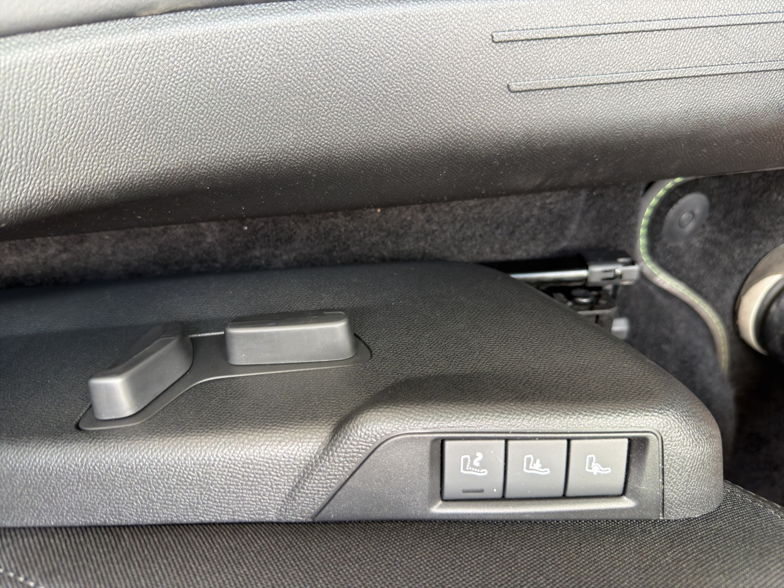PEUGEOT 208 1.2 Hybrid GT-image-11