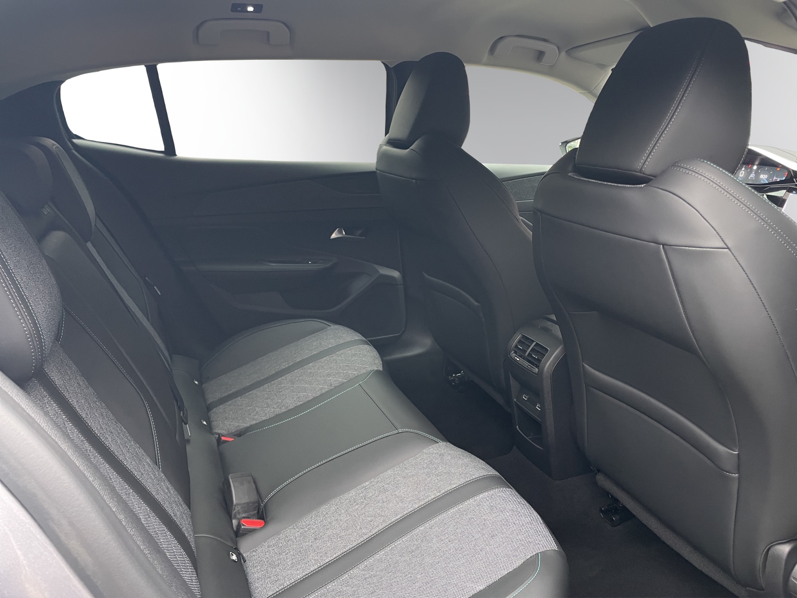 PEUGEOT 408 1.2 PureTech Allure Pack EAT8-image-14