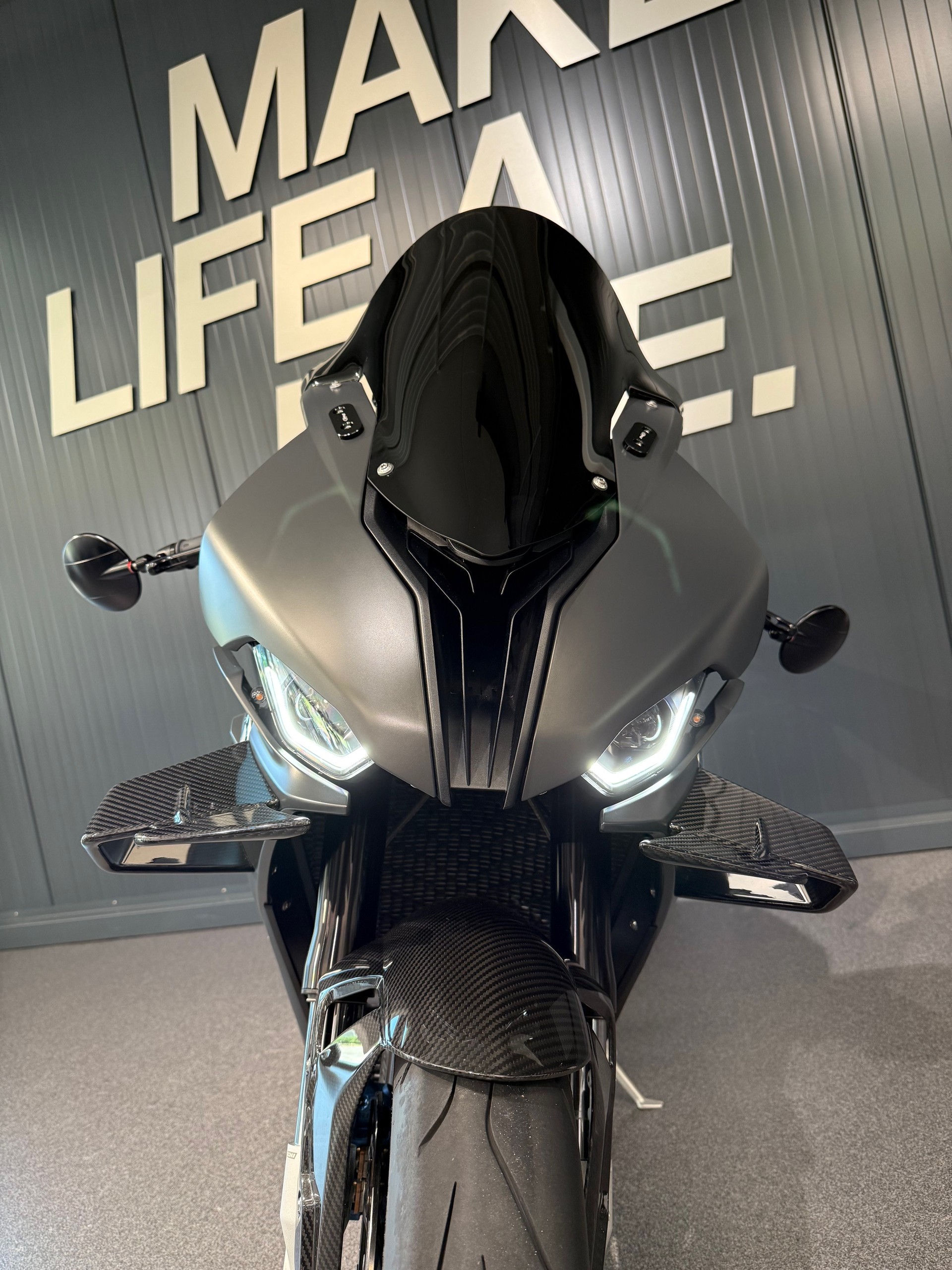BMW M 1000 RR-image-4