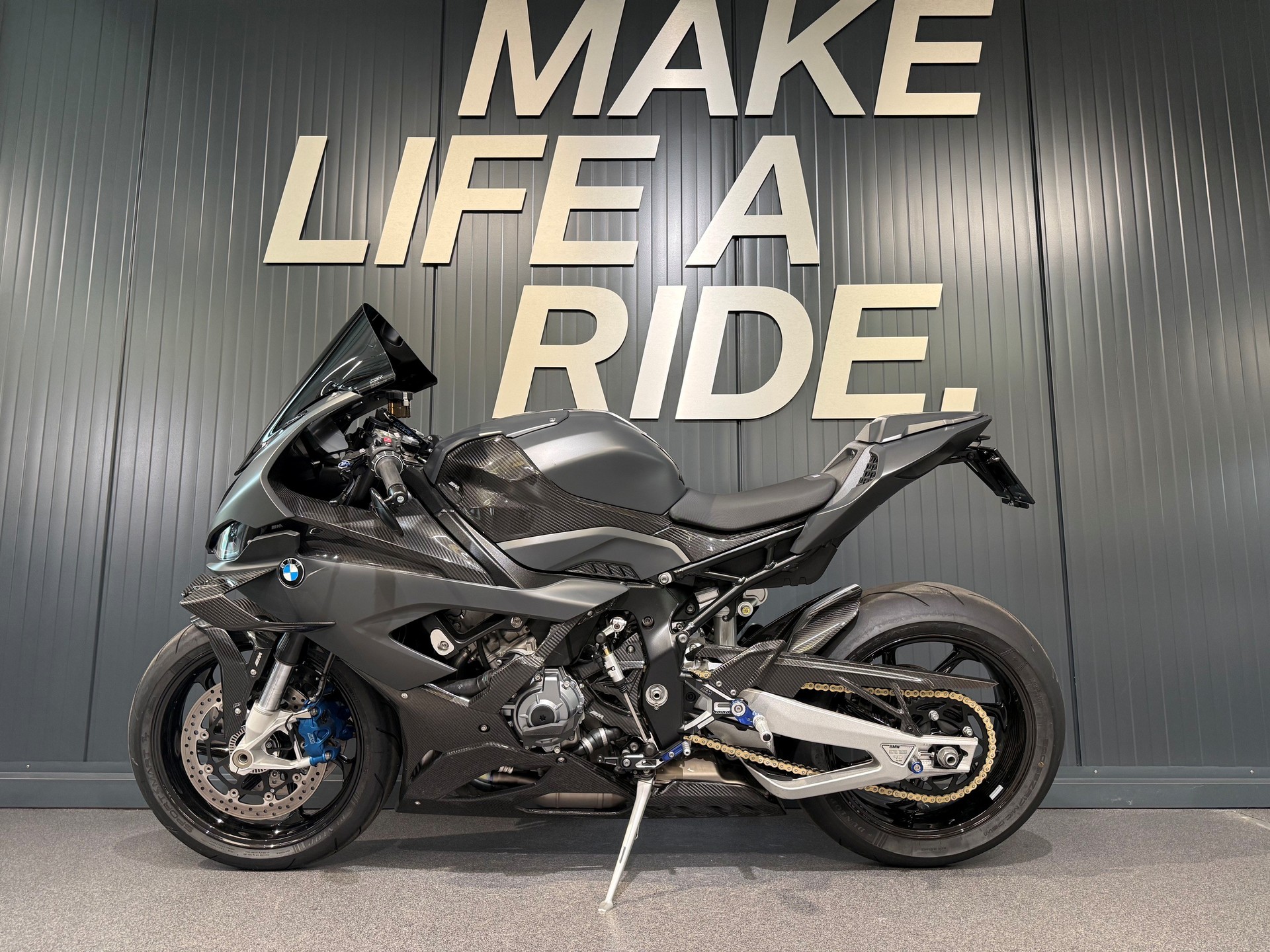 BMW M 1000 RR-image-2